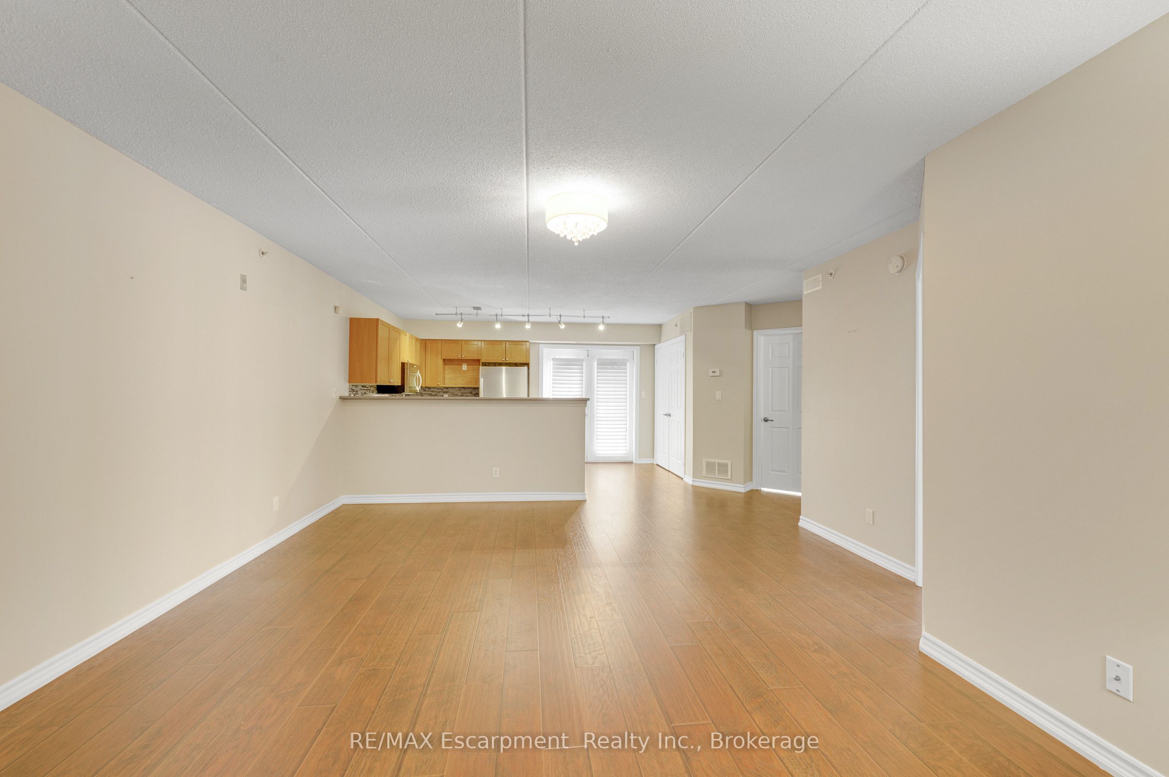 2075 Appleby Line 102 Property Photo 6