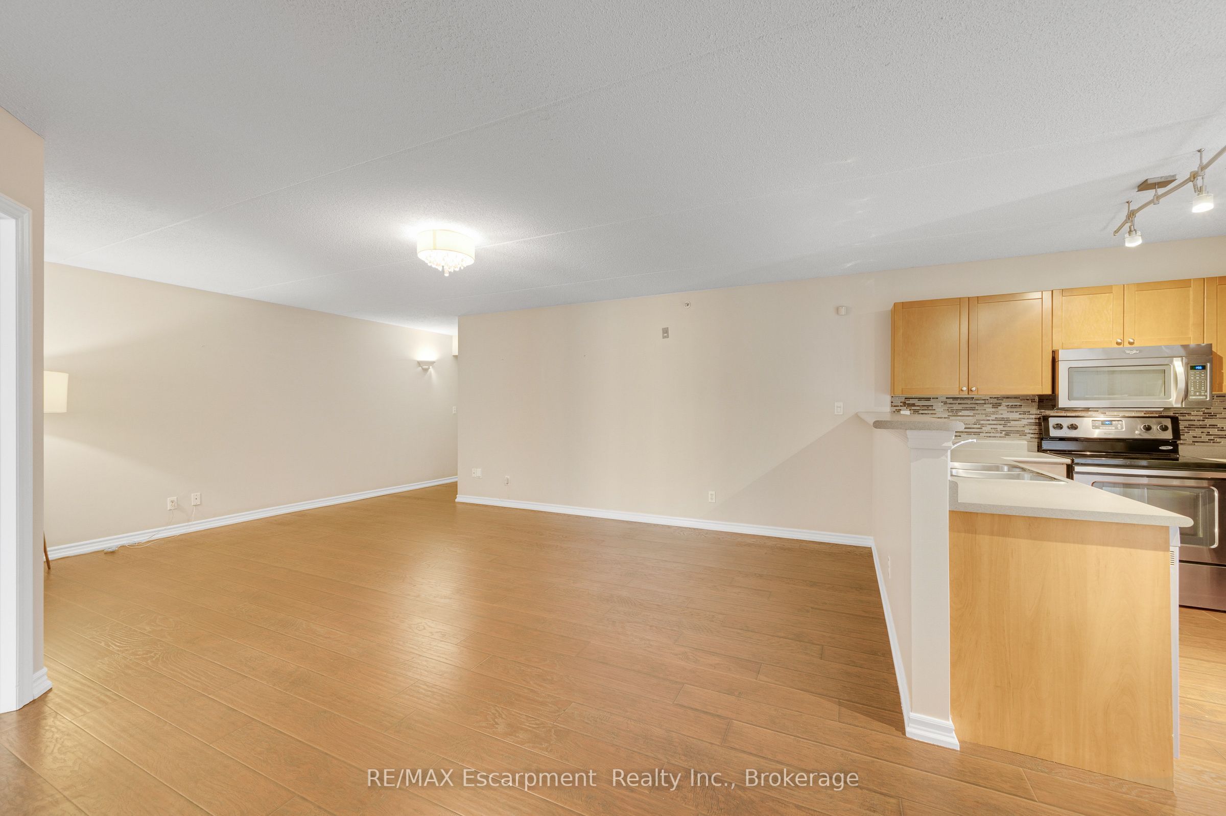 2075 Appleby Line 102 Property Photo 8