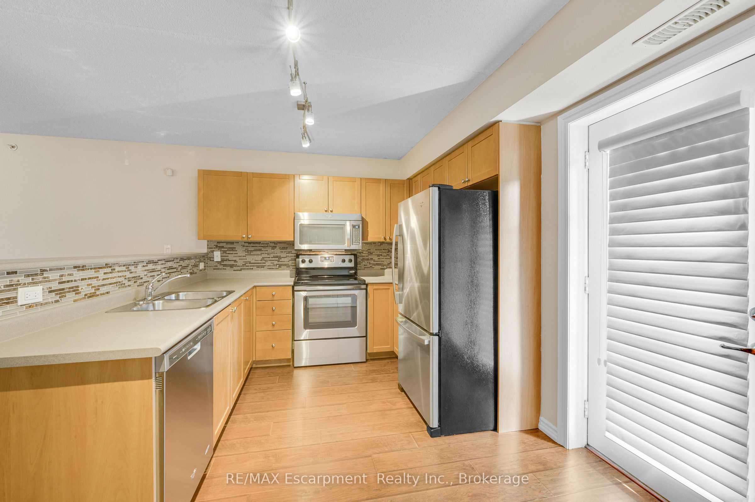 2075 Appleby Line 102 Property Photo 10