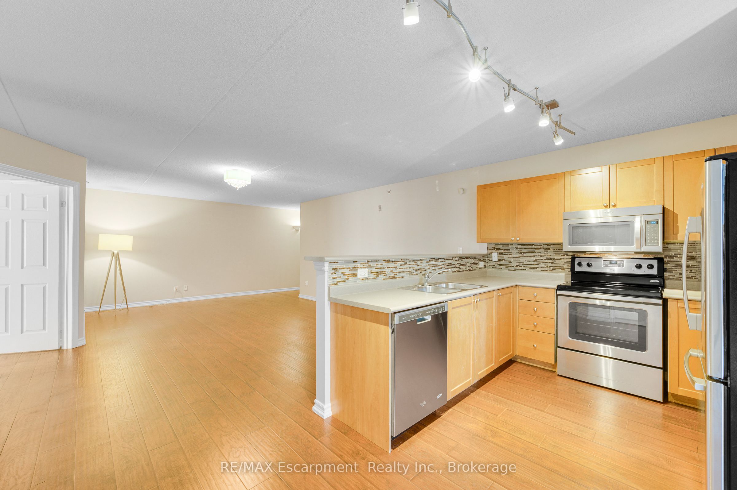 2075 Appleby Line 102 Property Photo 11