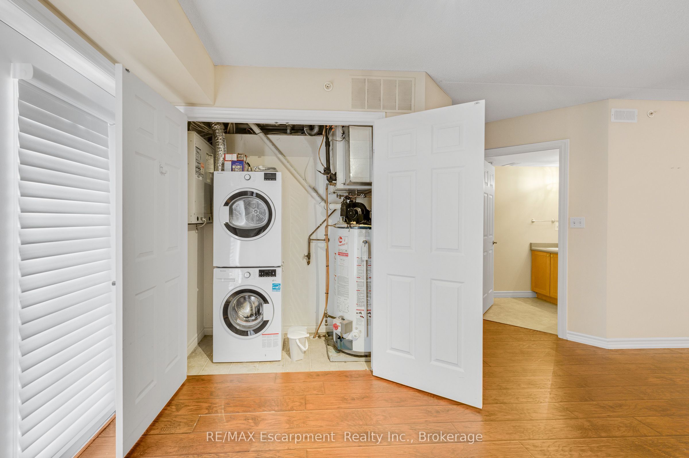 2075 Appleby Line 102 Property Photo 12