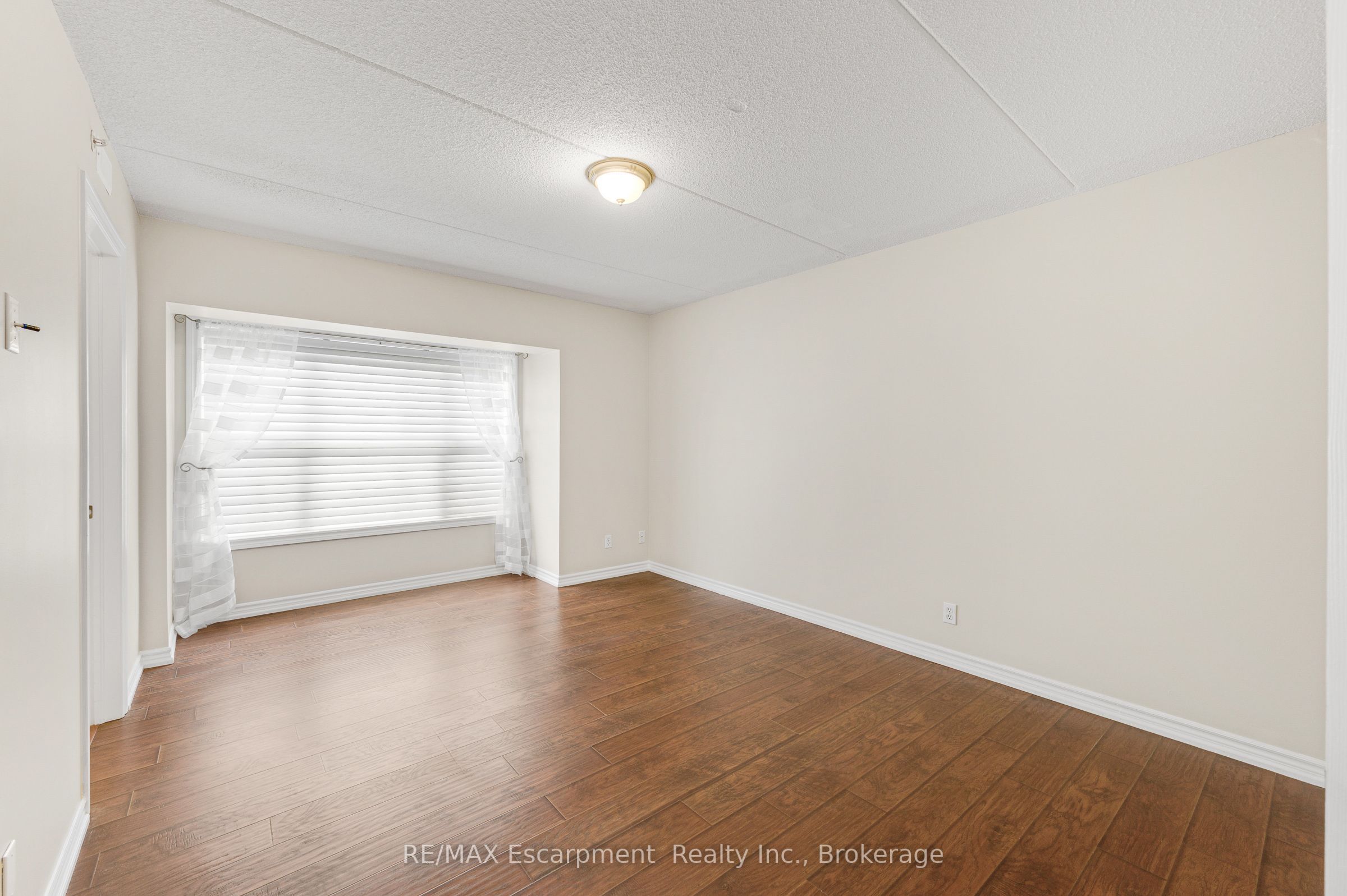 2075 Appleby Line 102 Property Photo 13