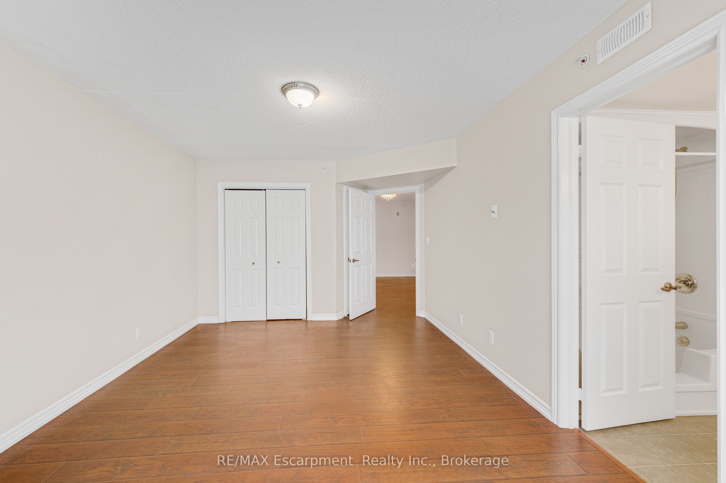 2075 Appleby Line 102 Property Photo 14