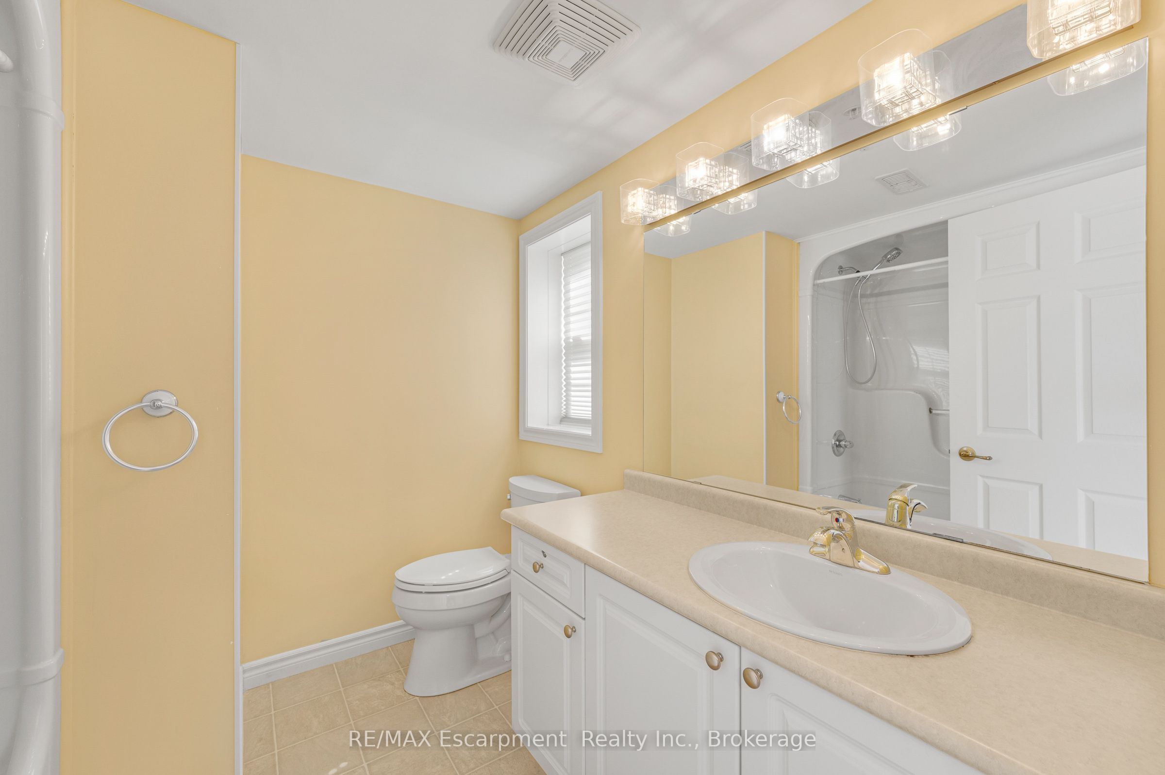 2075 Appleby Line 102 Property Photo 16