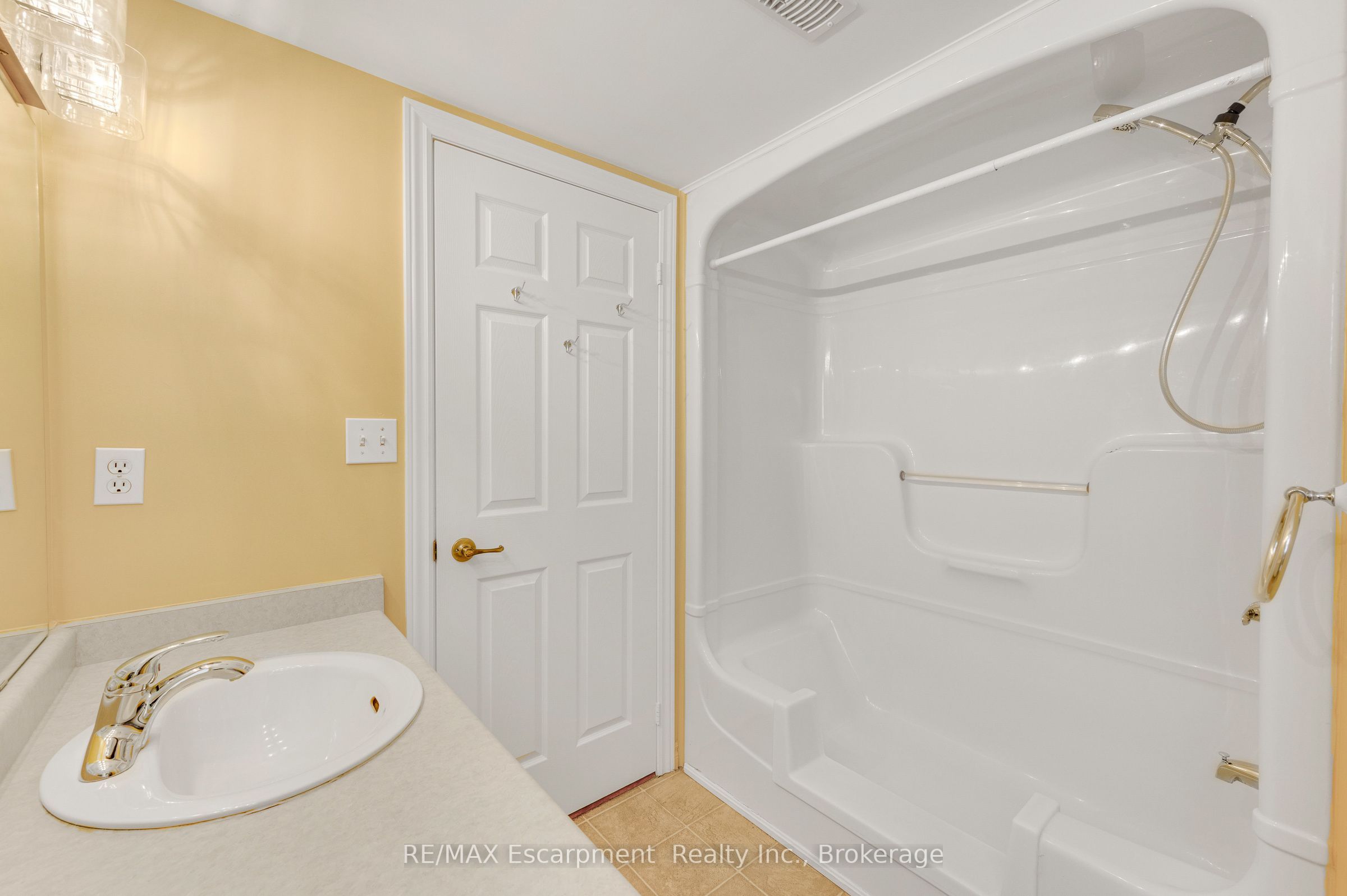 2075 Appleby Line 102 Property Photo 17