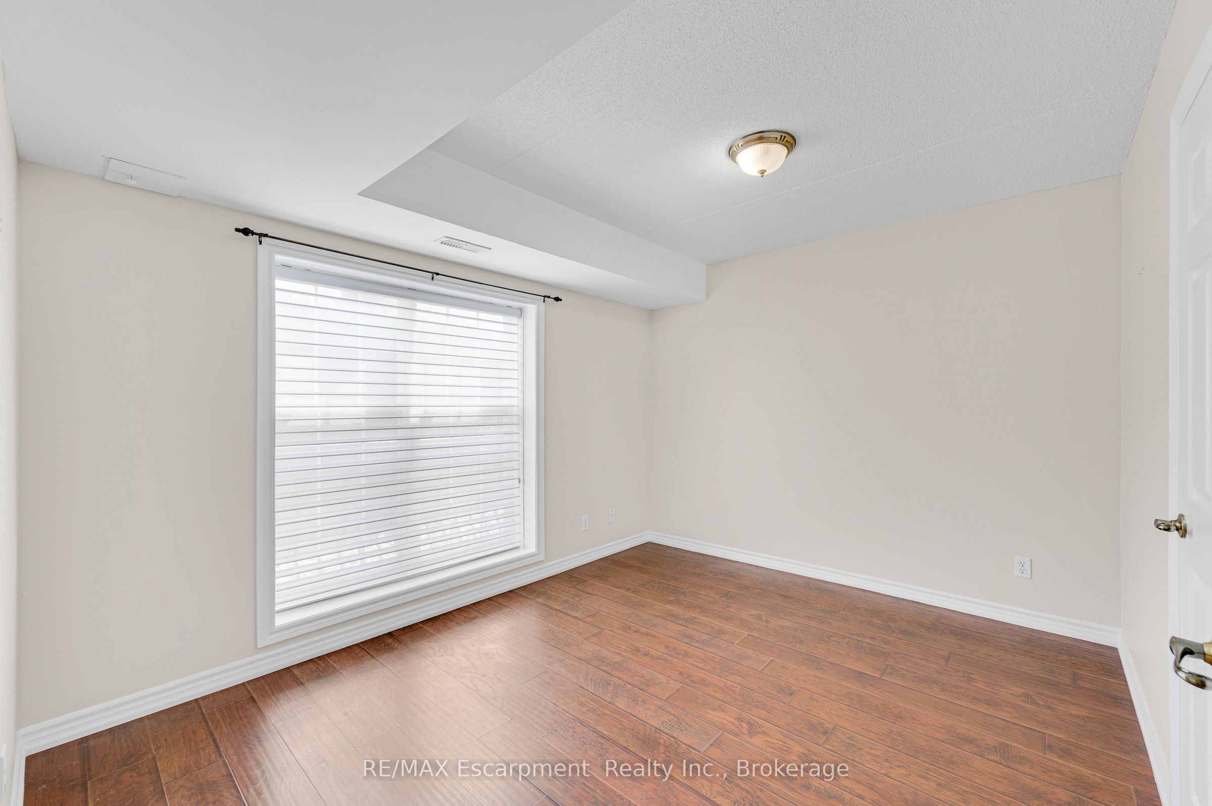 2075 Appleby Line 102 Property Photo 18