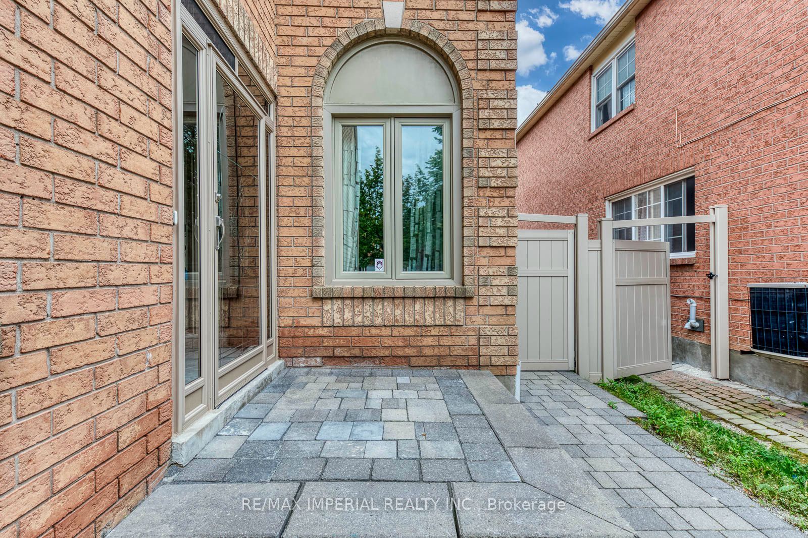 925 Cardington Street Property Photo 2