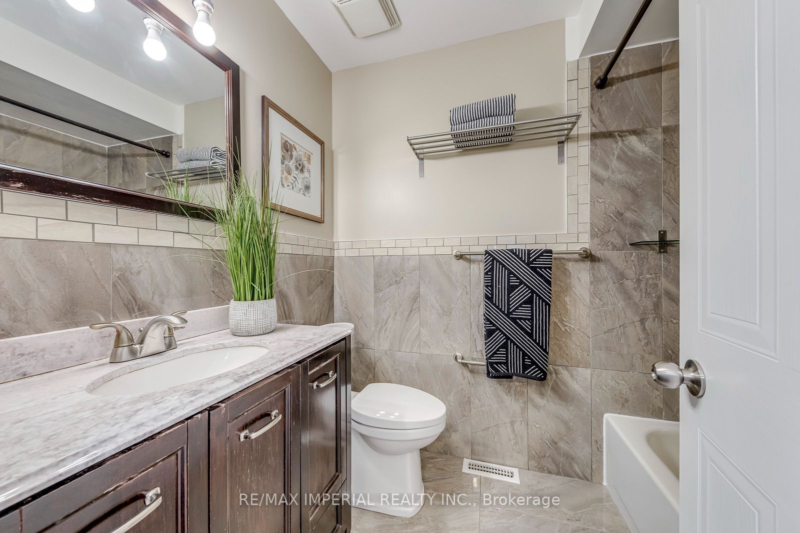 925 Cardington Street Property Photo 29