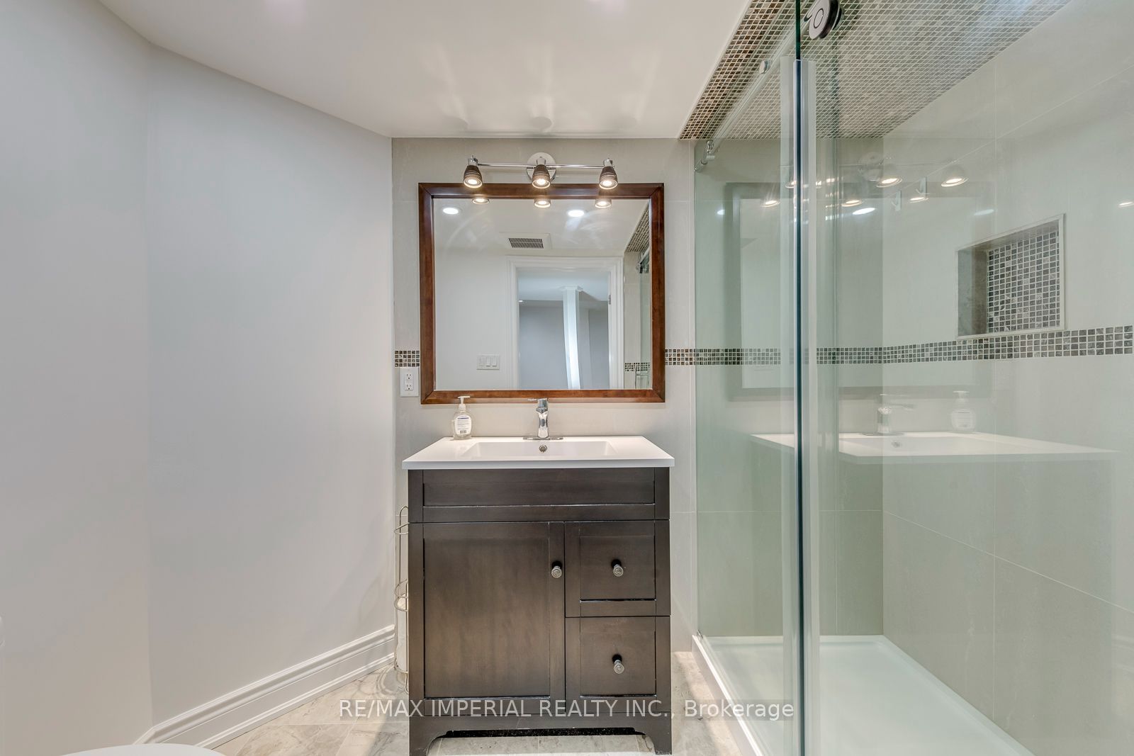 925 Cardington Street Property Photo 33