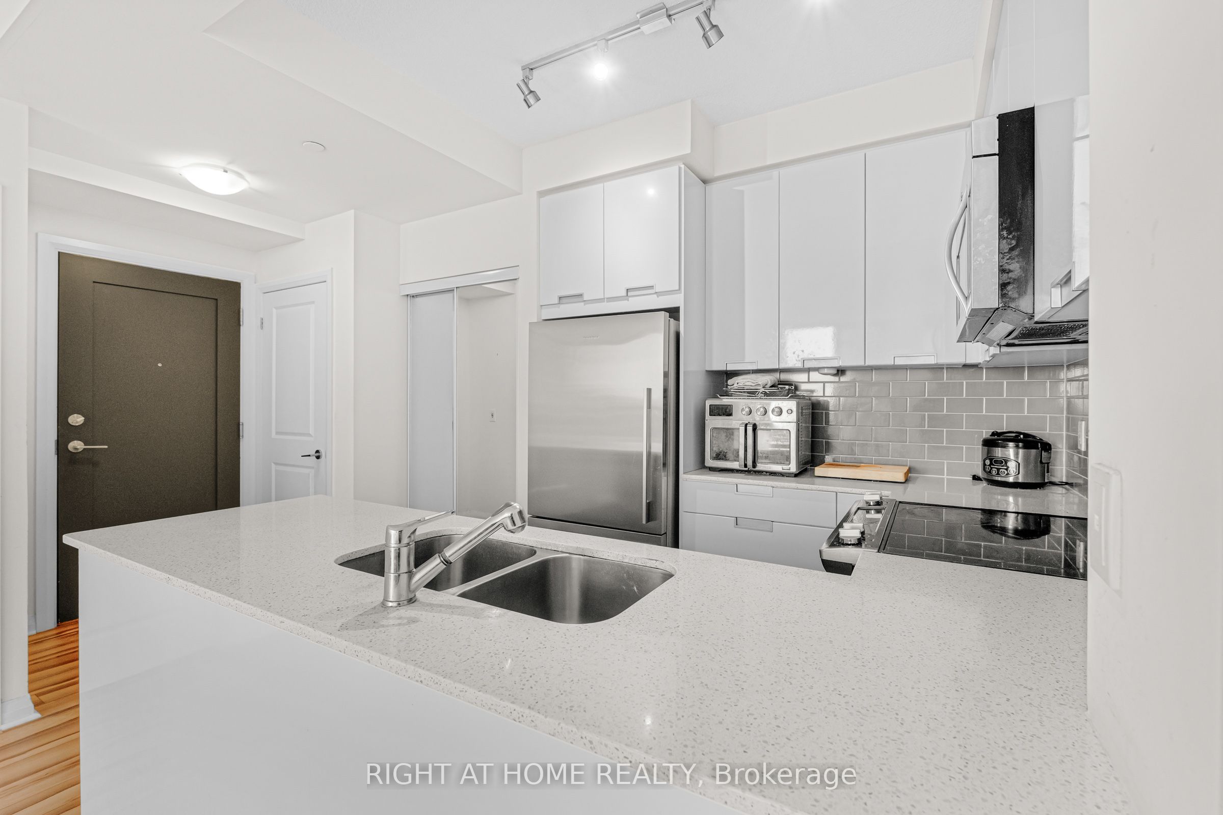 55 Eglinton Avenue W 1101 Property Photo 21
