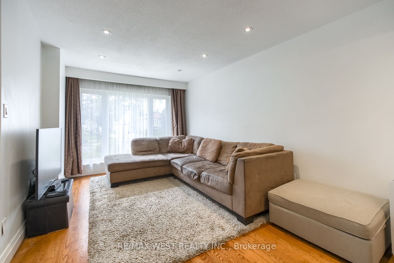 347 Karen Park Crescent Property Photo 6