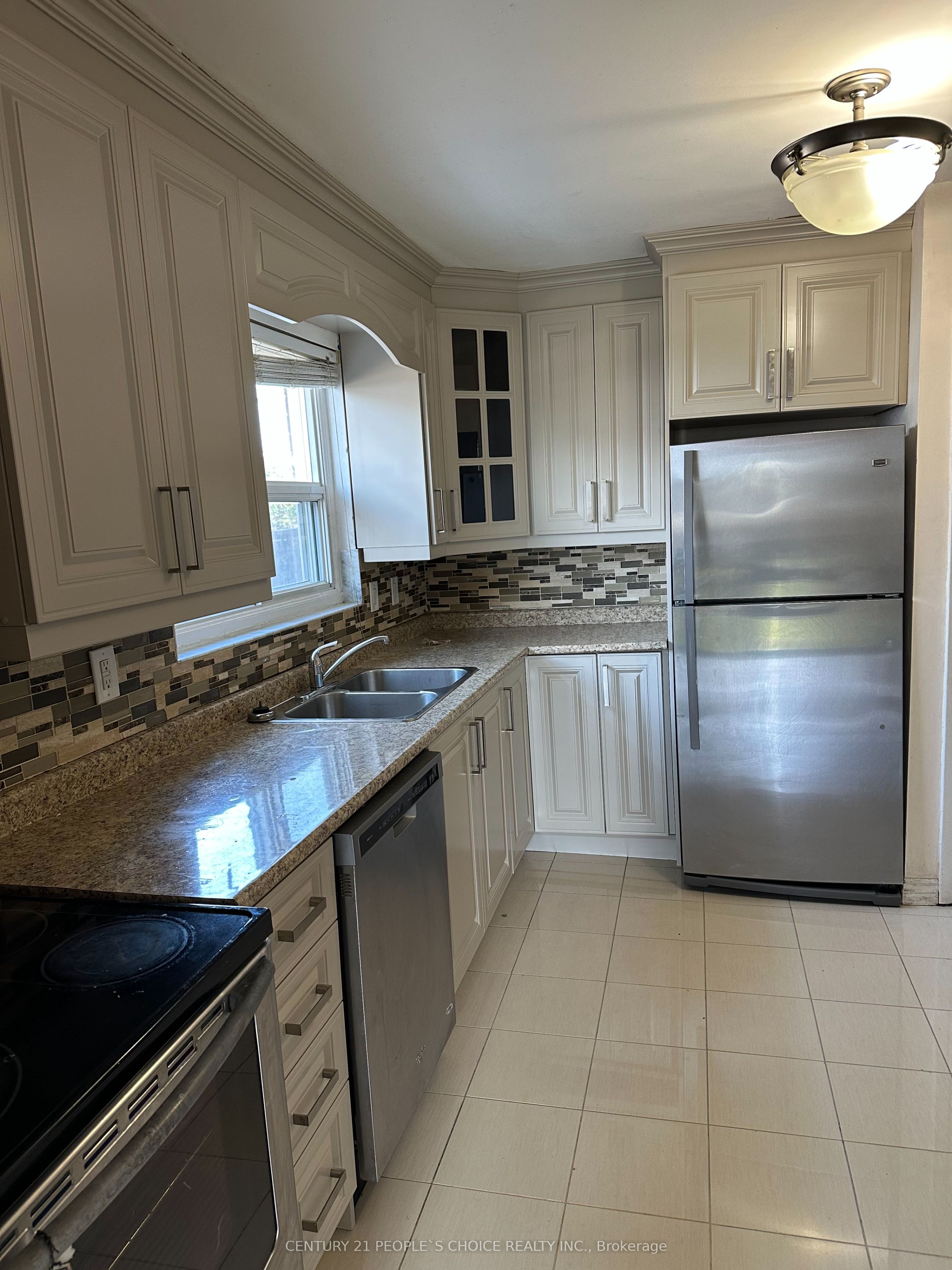 72 Cathcart Crescent Upper Property Photo 2