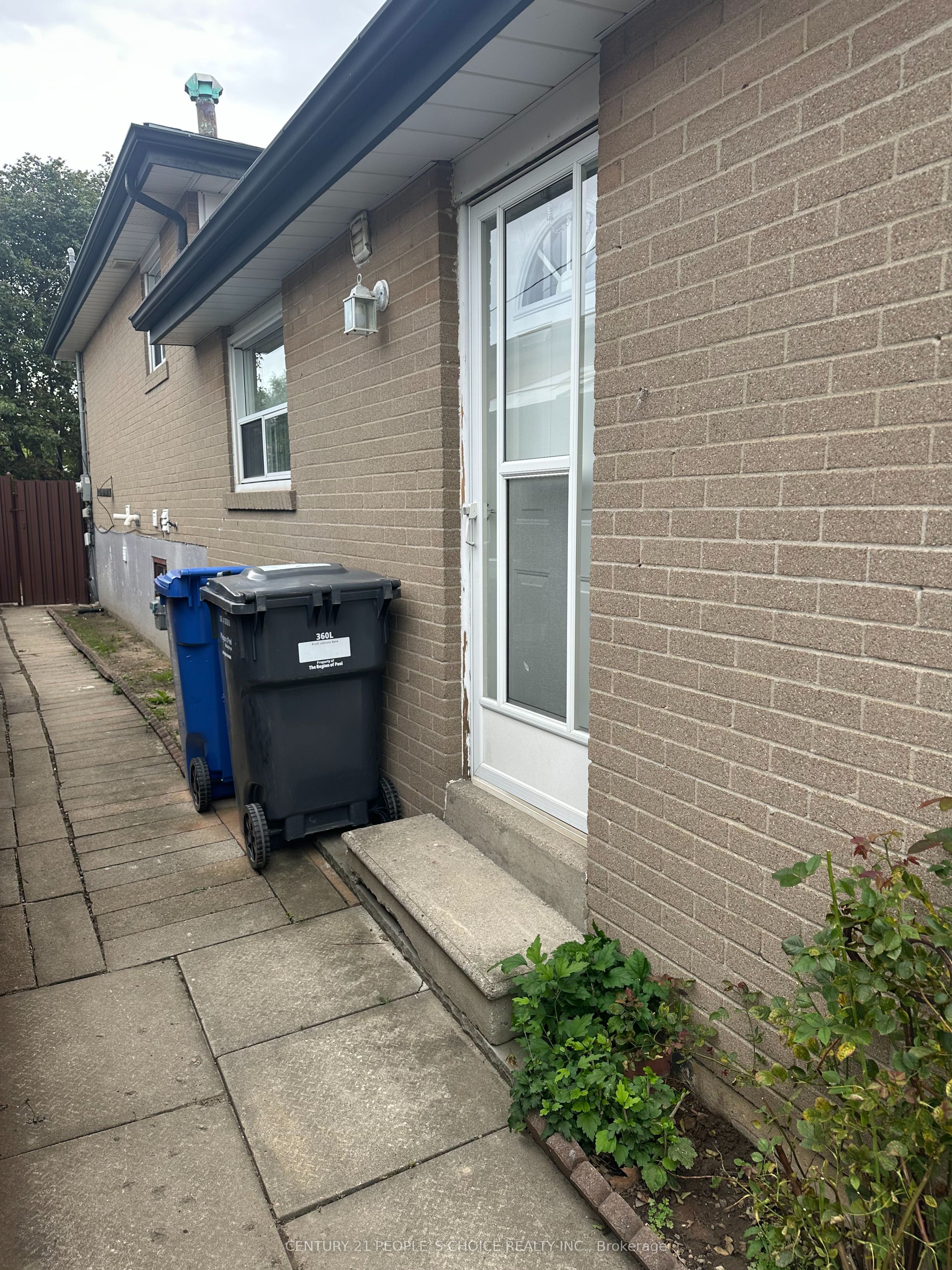 72 Cathcart Crescent Upper Property Photo 9