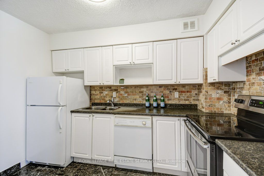 212 Kerr Street 404 Property Photo 17