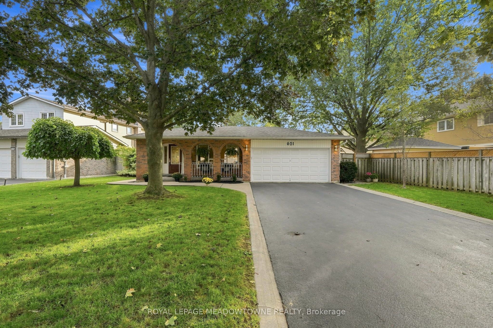 621 Moorelands Crescent Property Photo 1