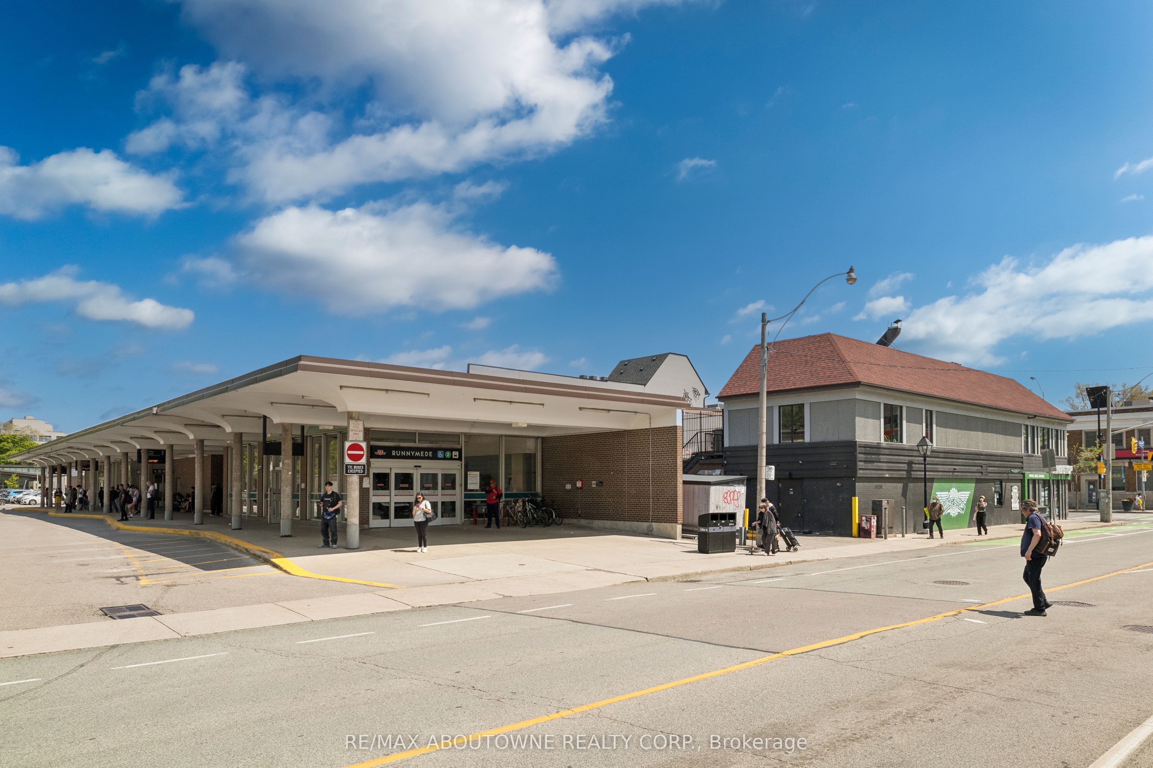 2218 Bloor Street W Property Photo 7