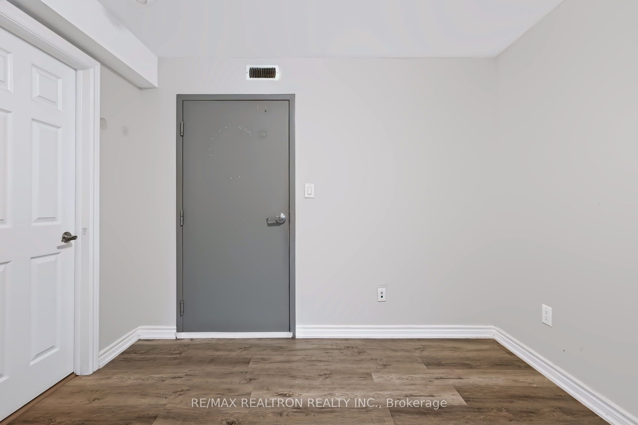 1576 Eglinton Avenue W 2 Property Photo 9