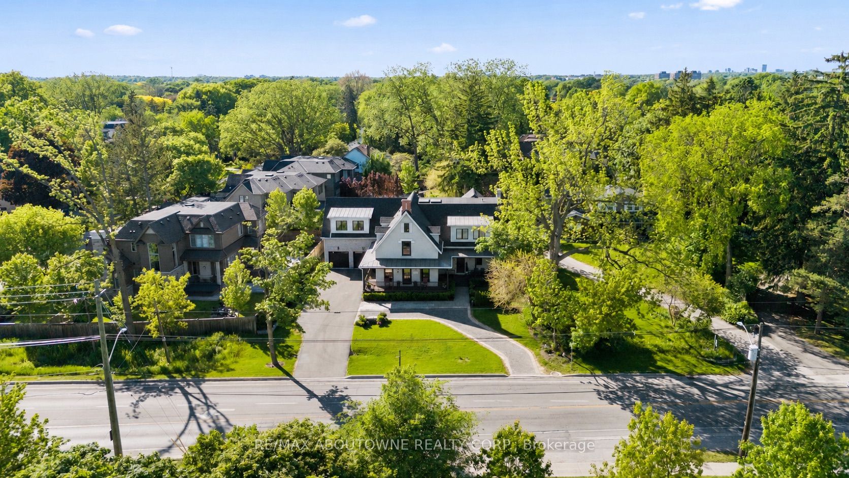 489 Lakeshore Road W Property Photo 3