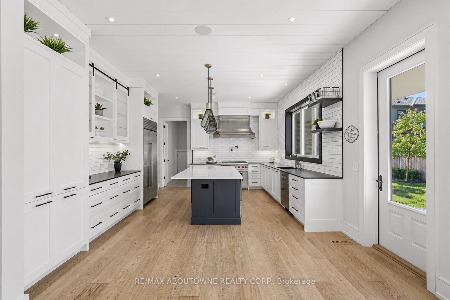 489 Lakeshore Road W Property Photo 9