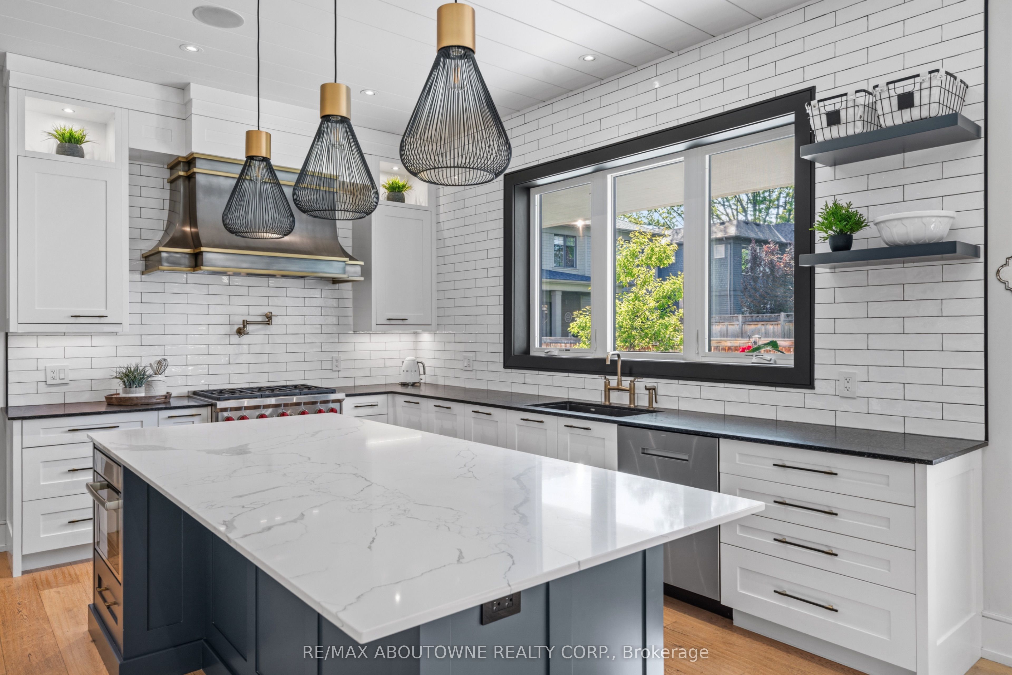 489 Lakeshore Road W Property Photo 11