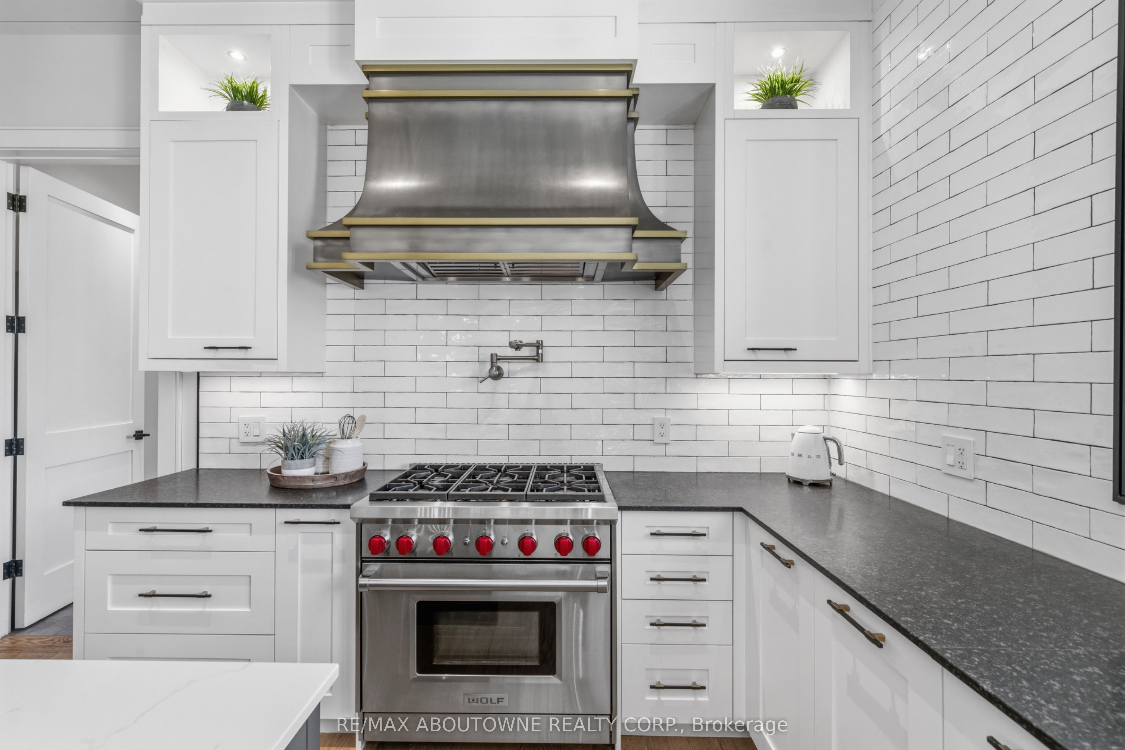 489 Lakeshore Road W Property Photo 12