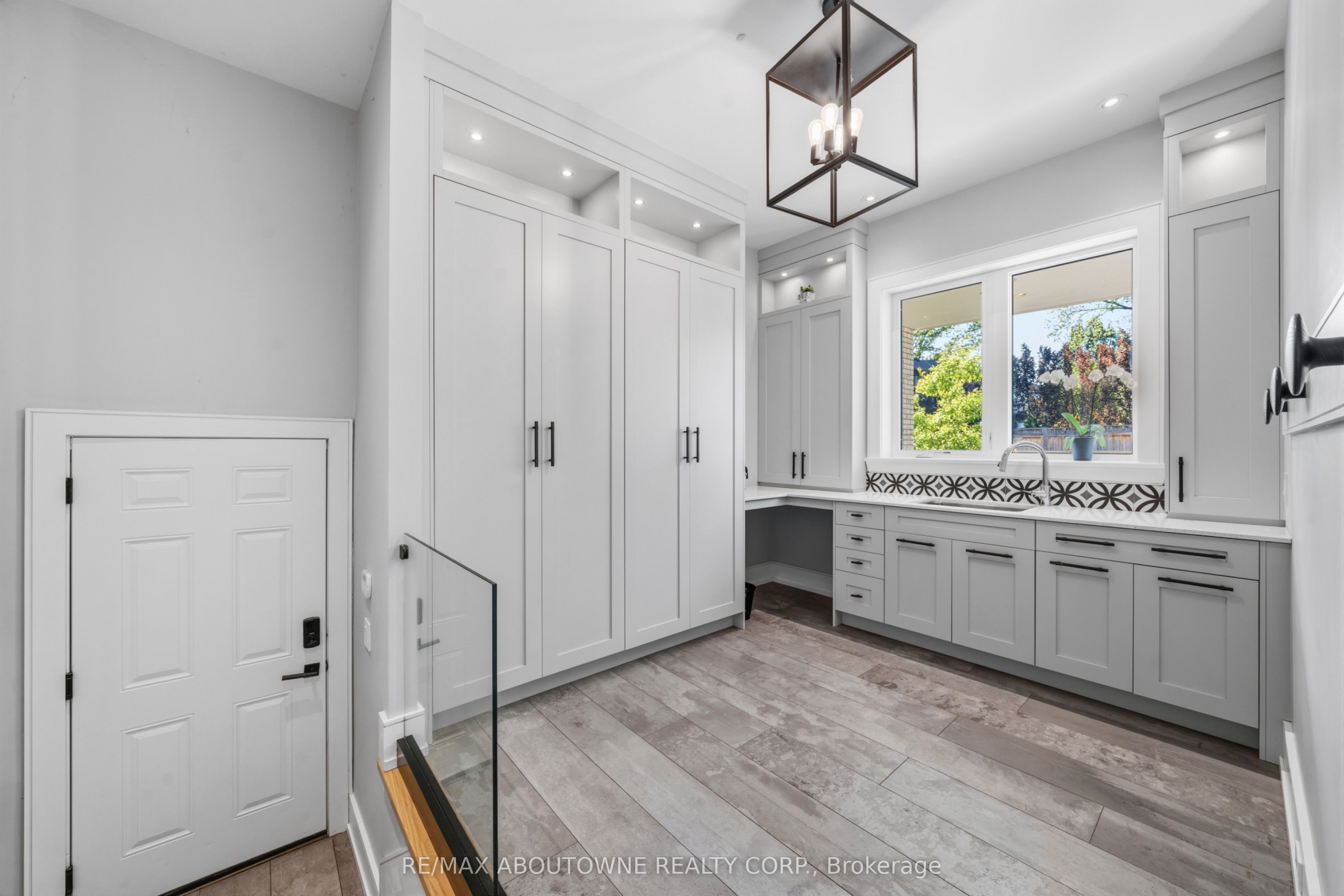 489 Lakeshore Road W Property Photo 13
