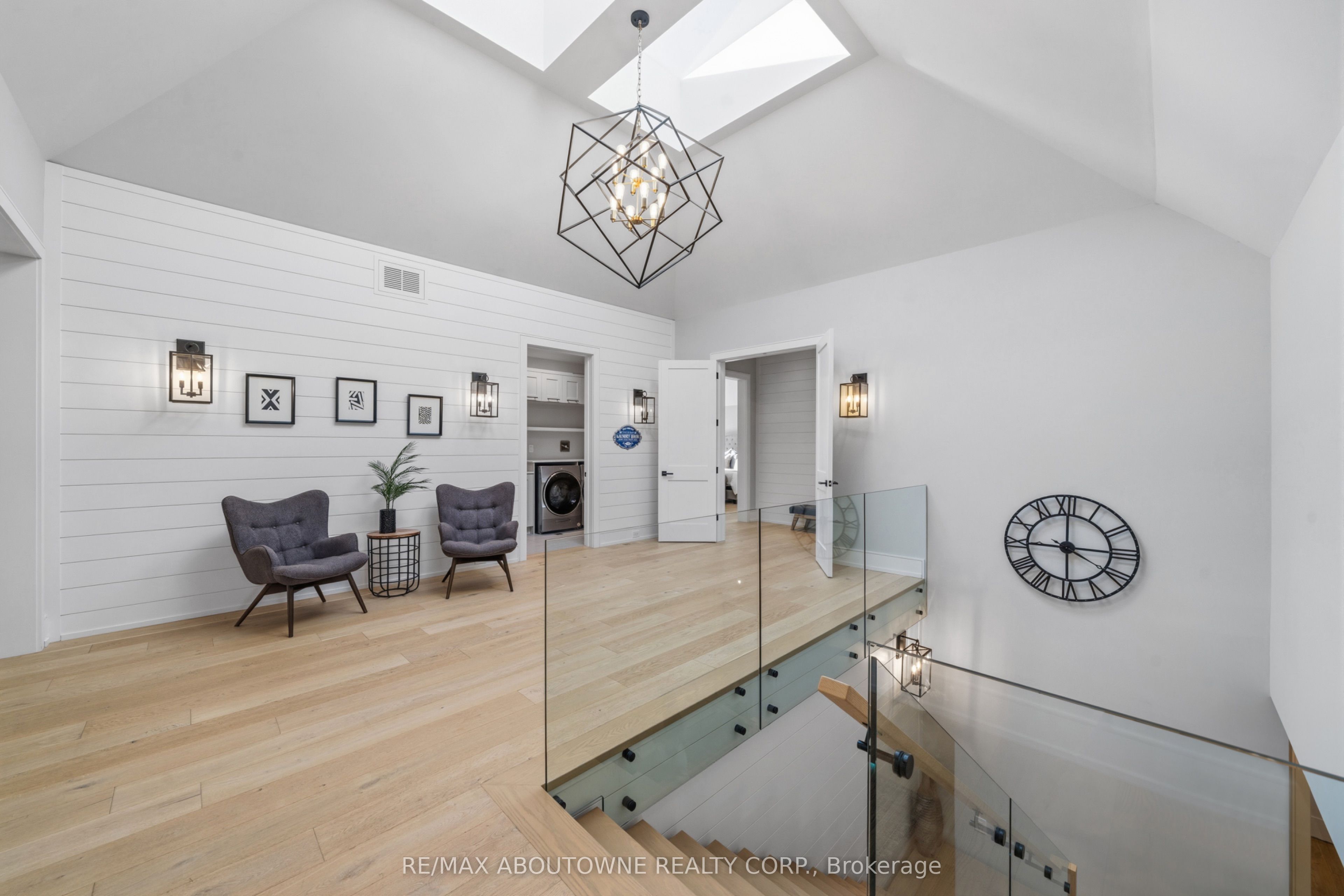 489 Lakeshore Road W Property Photo 16