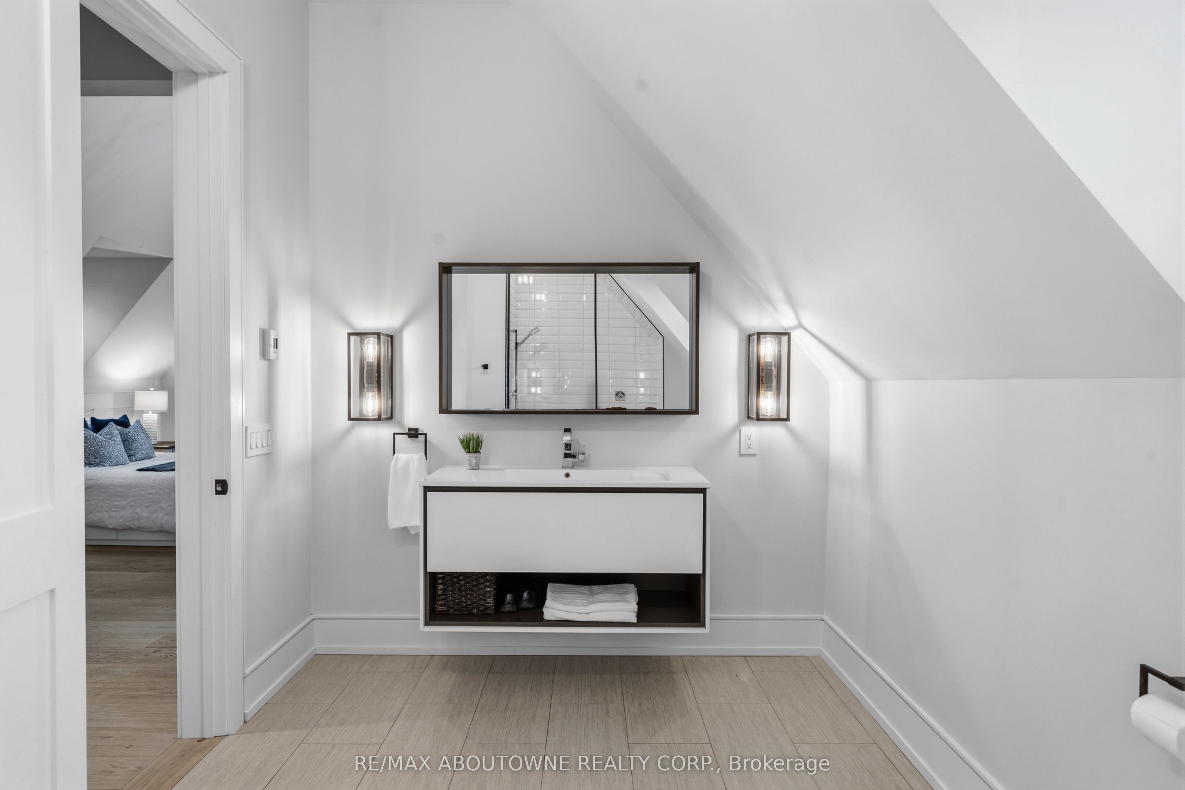 489 Lakeshore Road W Property Photo 22