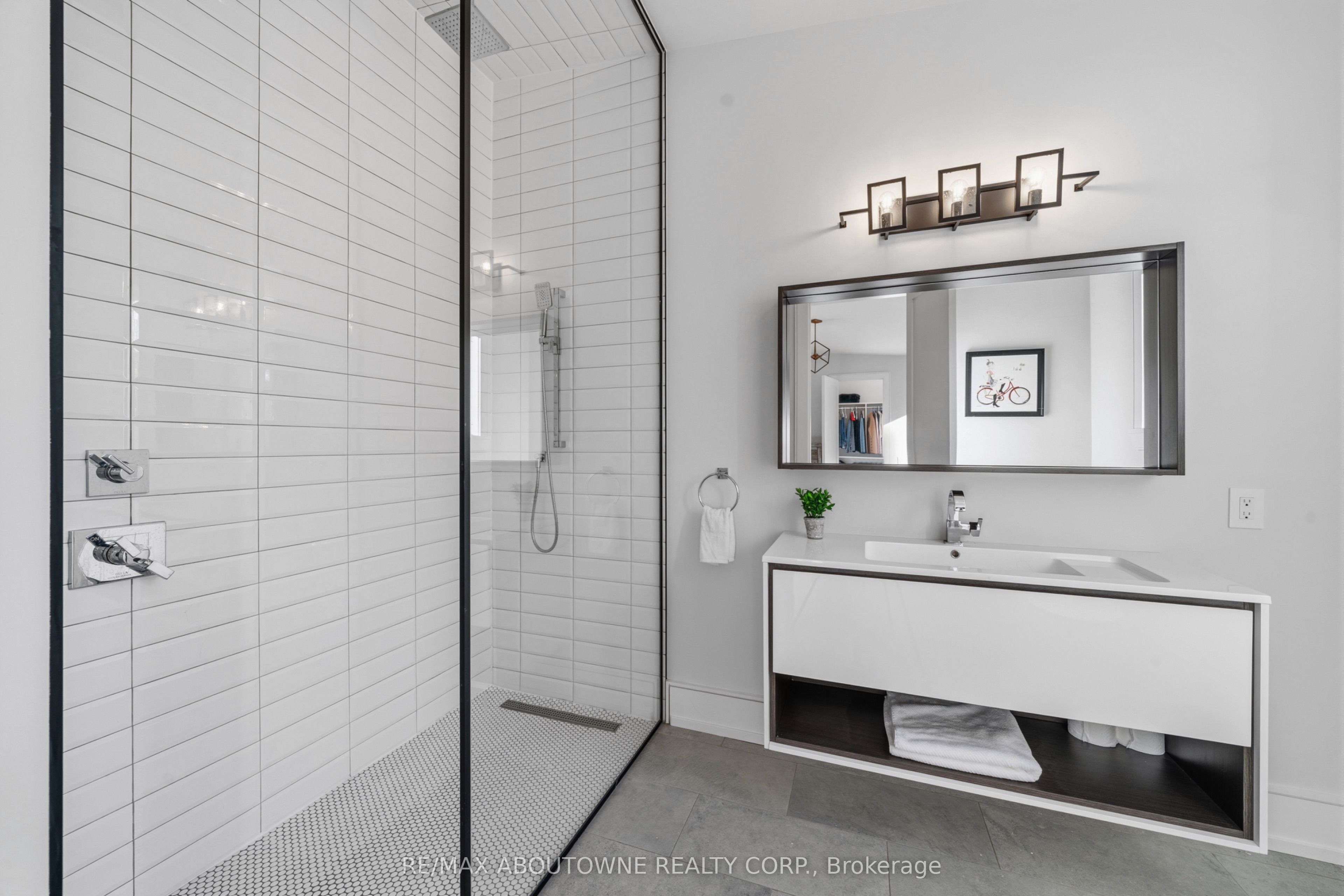 489 Lakeshore Road W Property Photo 26