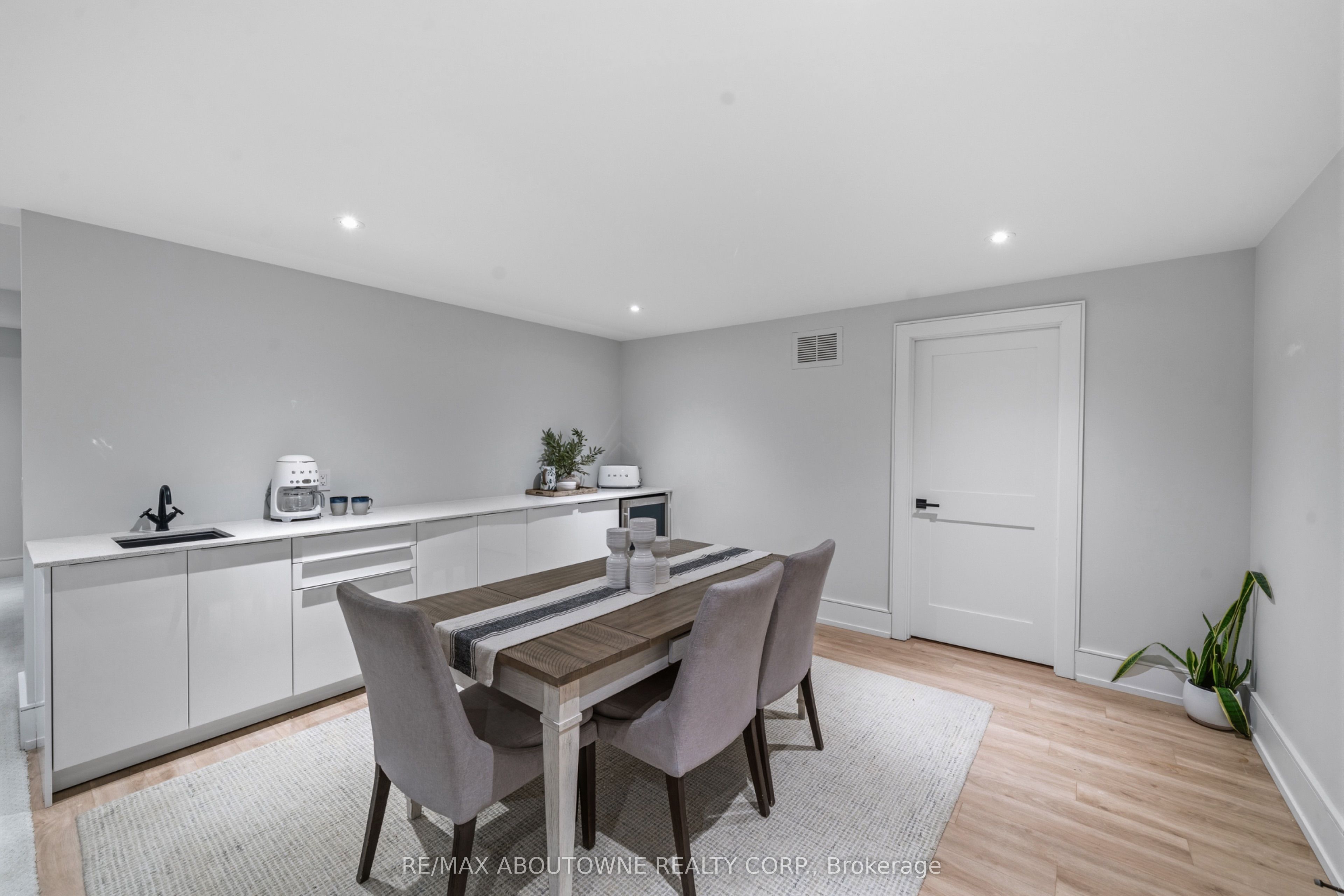 489 Lakeshore Road W Property Photo 30