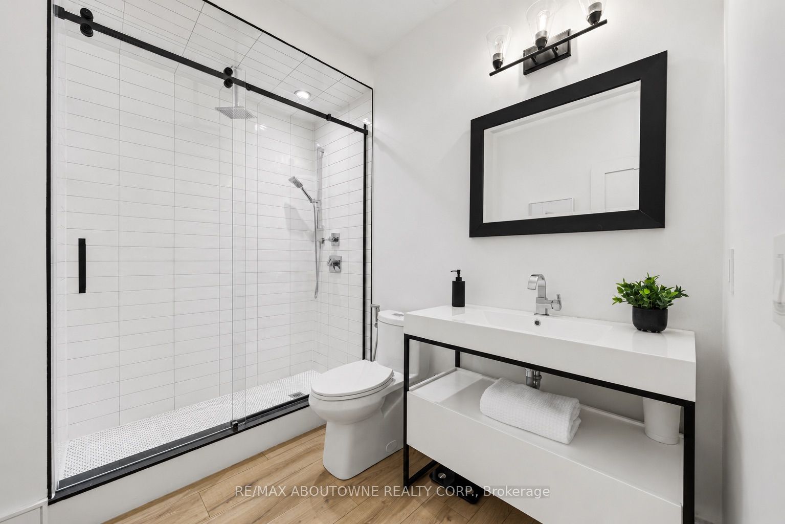 489 Lakeshore Road W Property Photo 32