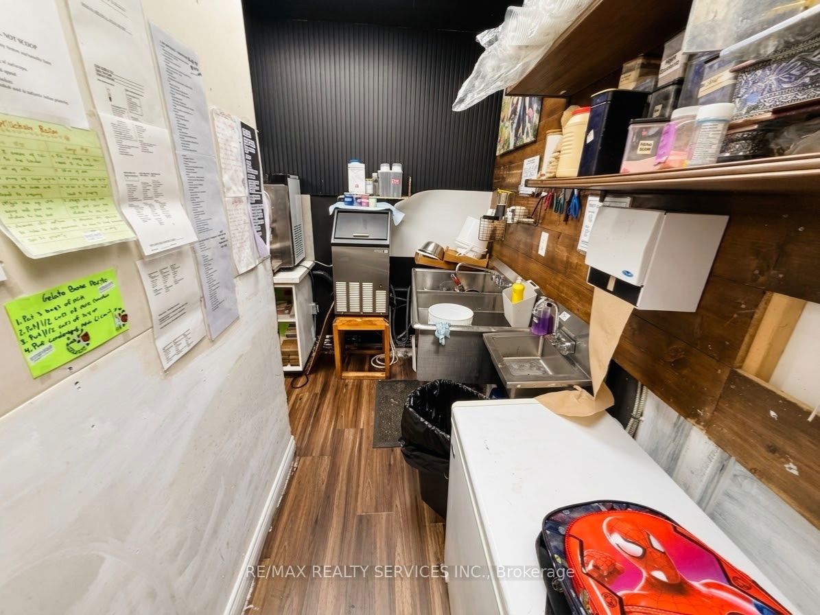 11 Queen Street W Property Photo 16