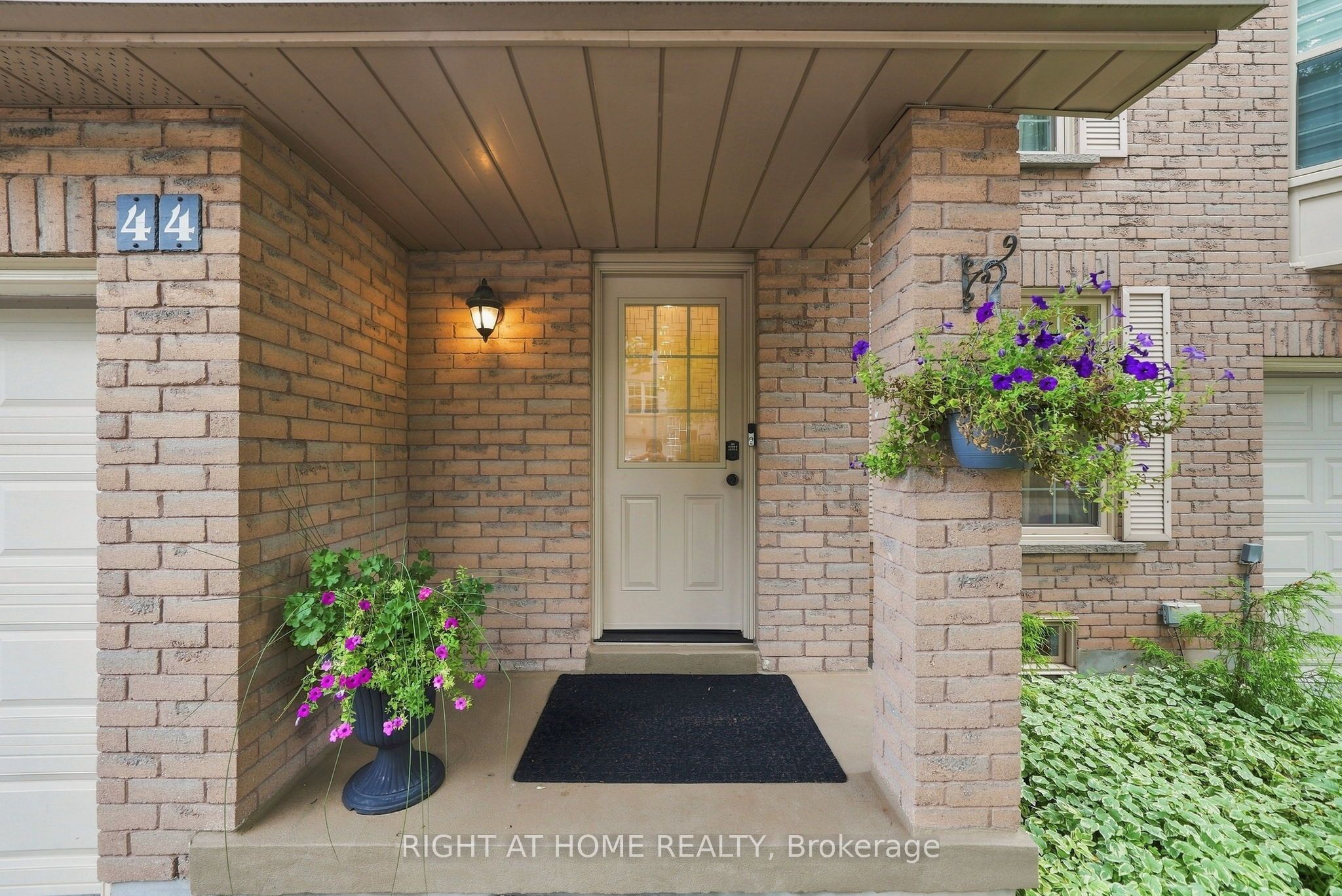 2272 Mowat Avenue 44 Property Photo 6