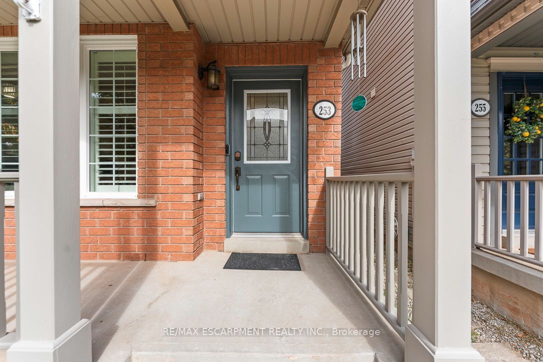 253 Gatwick Drive Property Photo 3