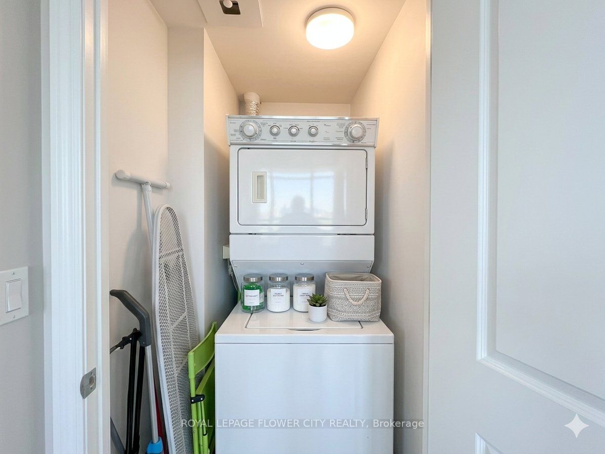 90 Absolute Avenue 1405 Property Photo 6