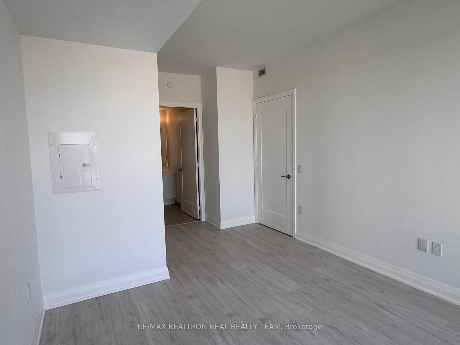 412 Silver Maple Road 523 Property Photo 16