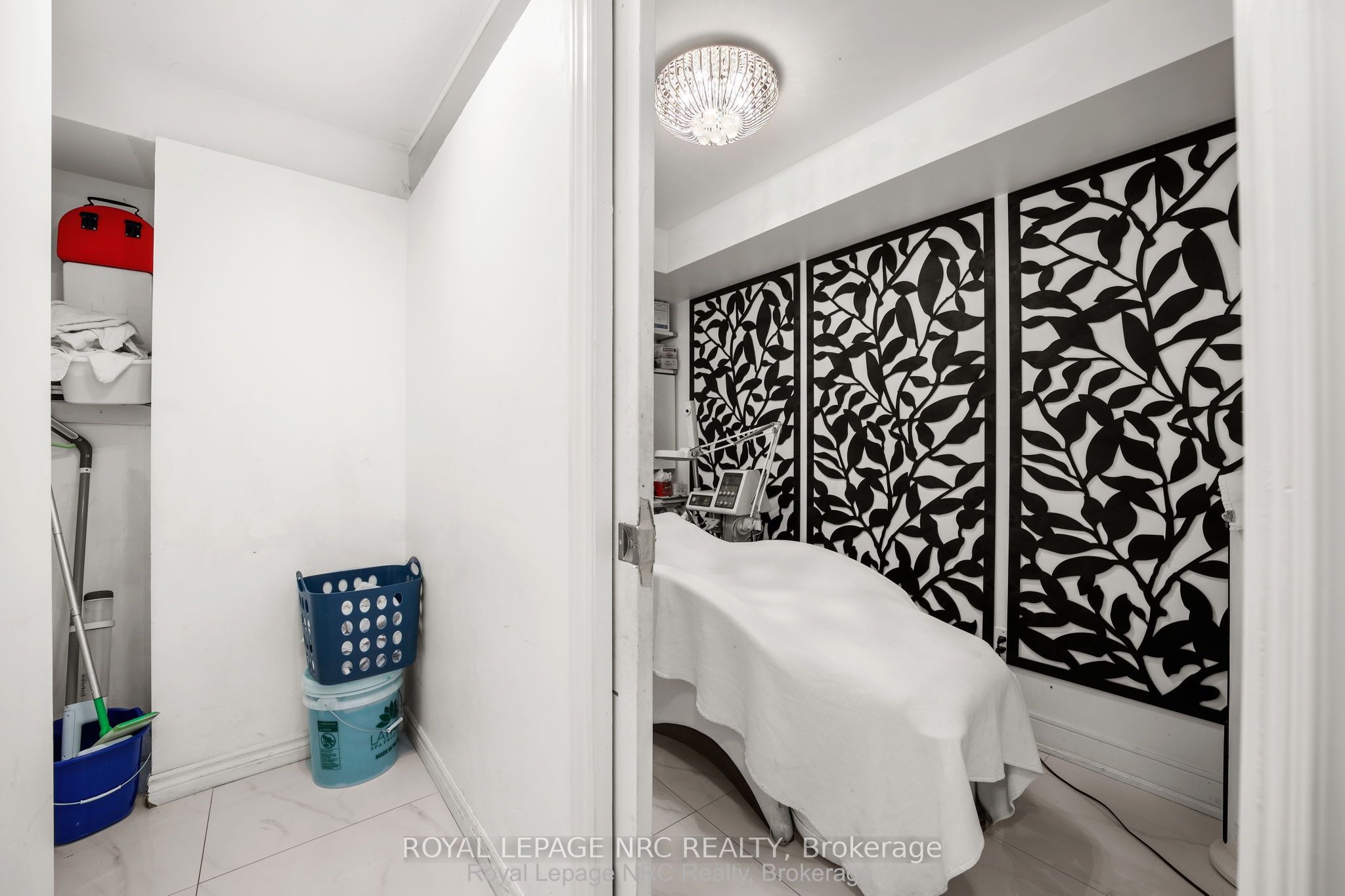 559 Lakeshore Road E Property Photo 9