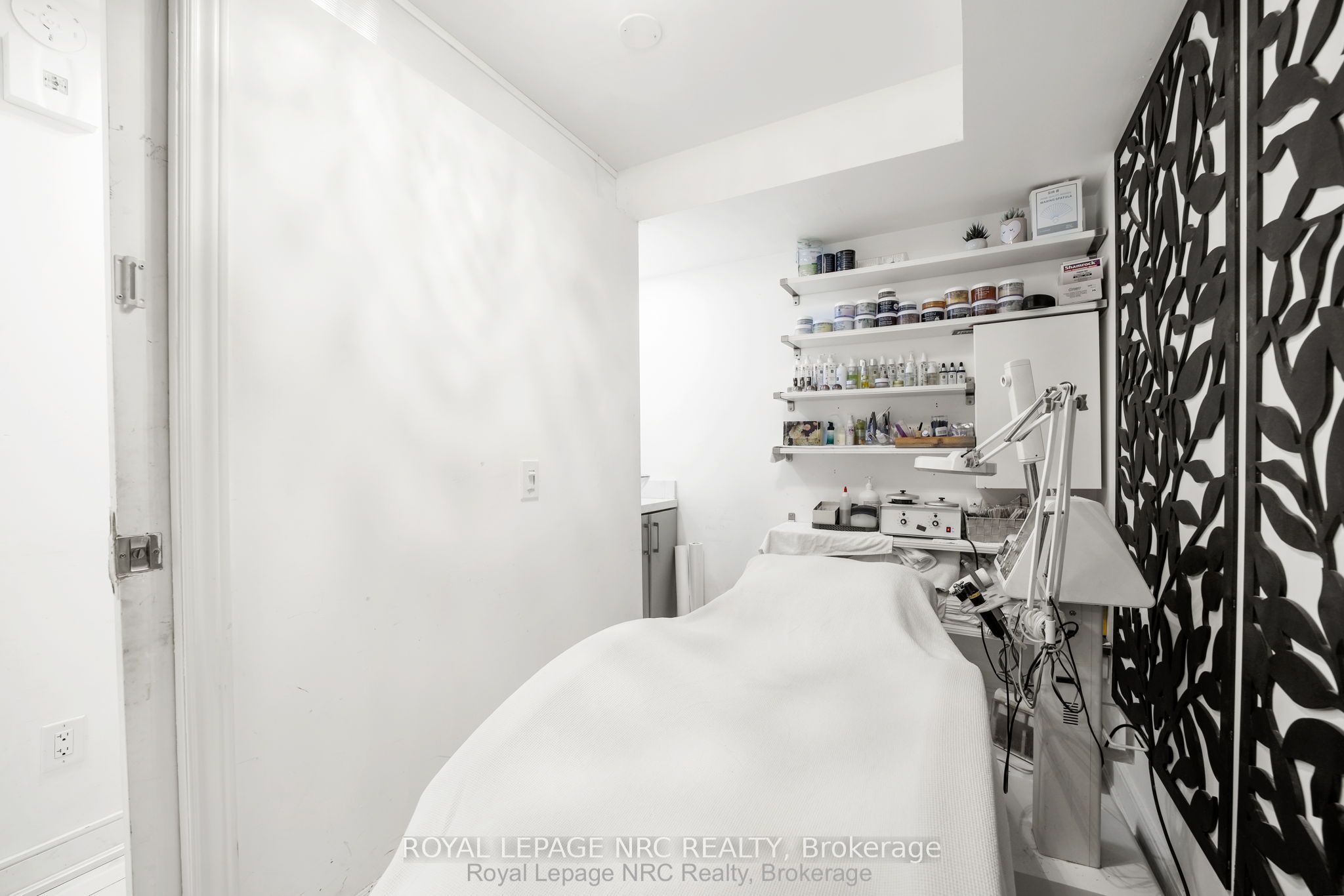 559 Lakeshore Road E Property Photo 11