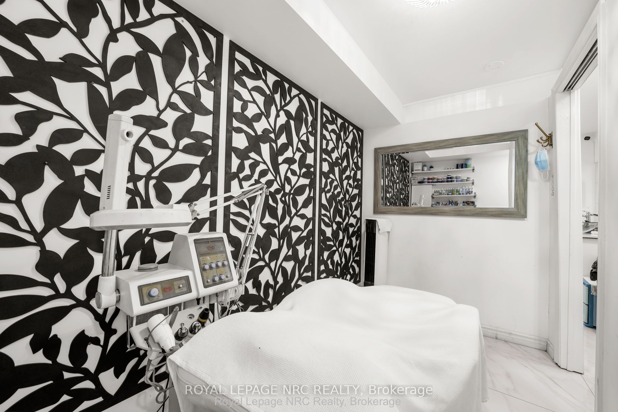 559 Lakeshore Road E Property Photo 12
