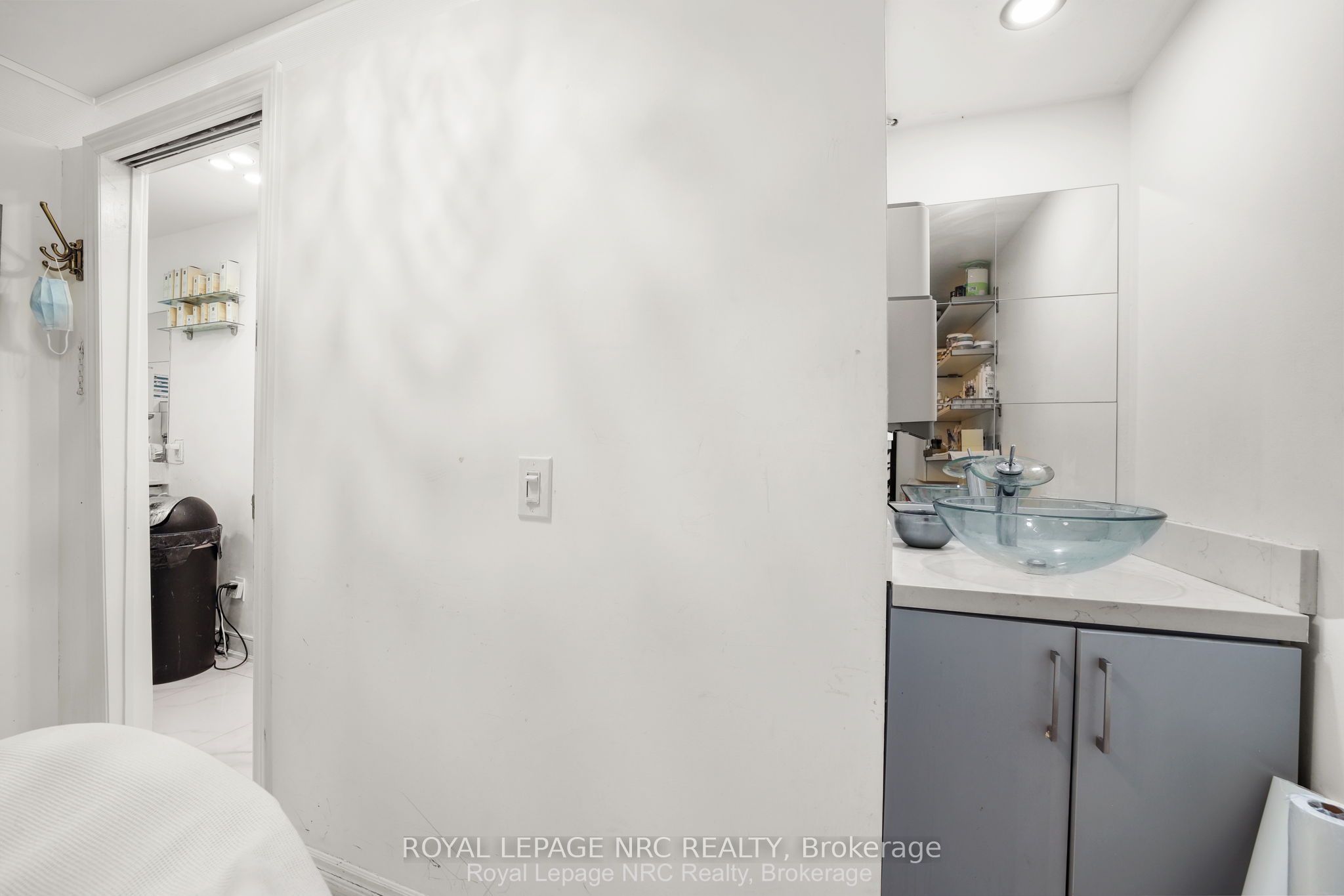 559 Lakeshore Road E Property Photo 13