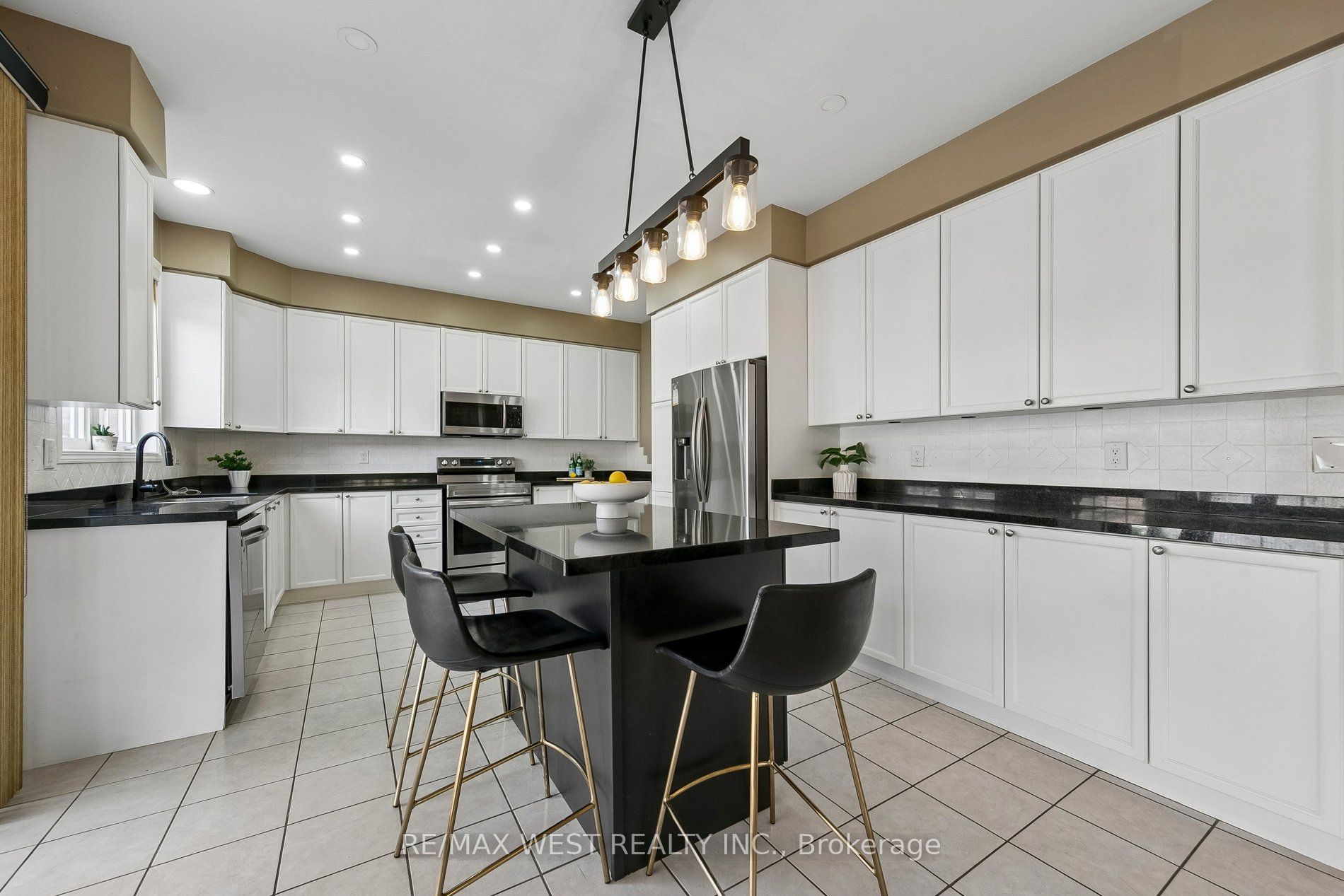737 Turrell Crescent Property Photo 17