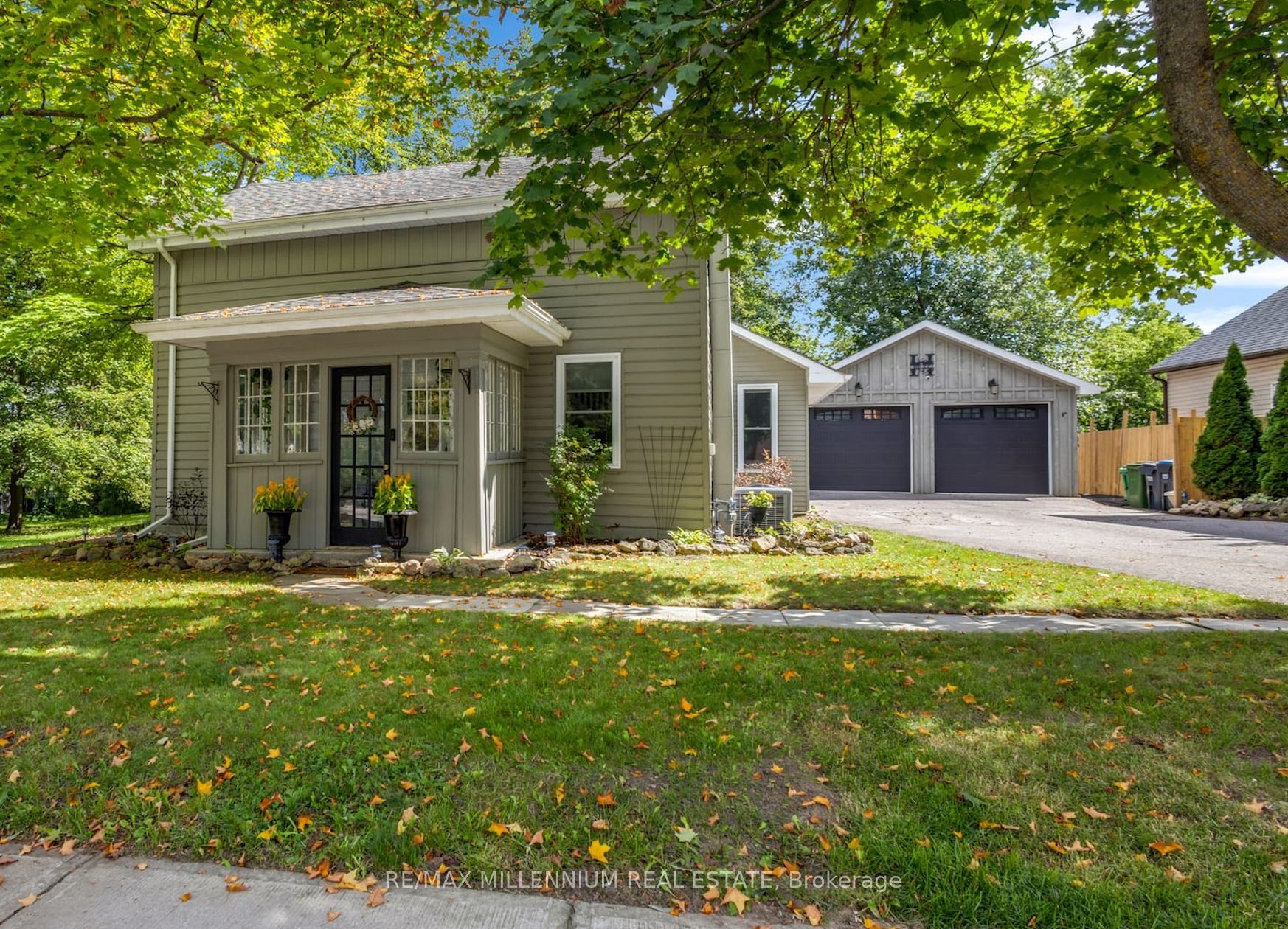 1537 Queen Street E Property Photo 1