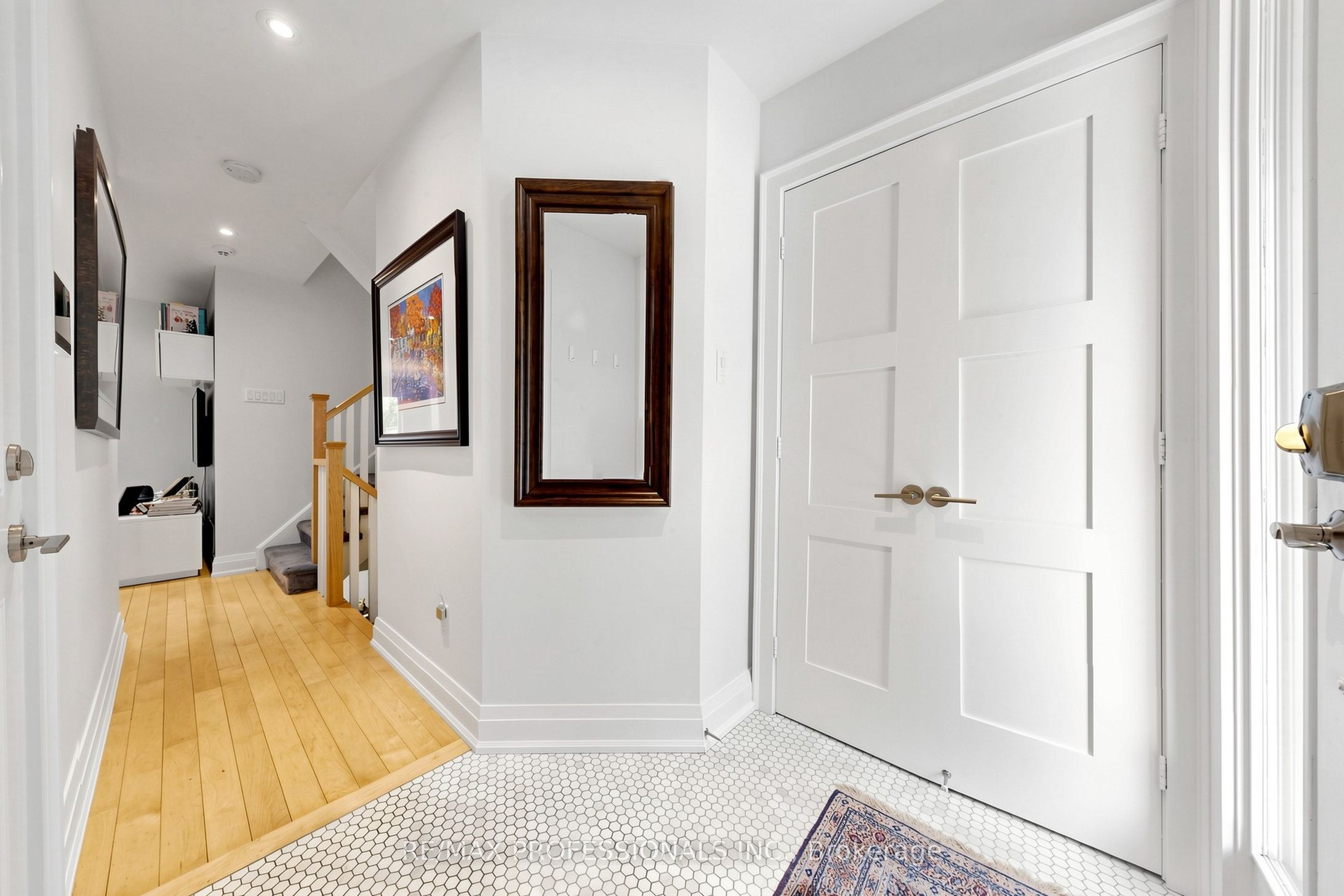 1064 Queen Street W 15a Property Photo 4