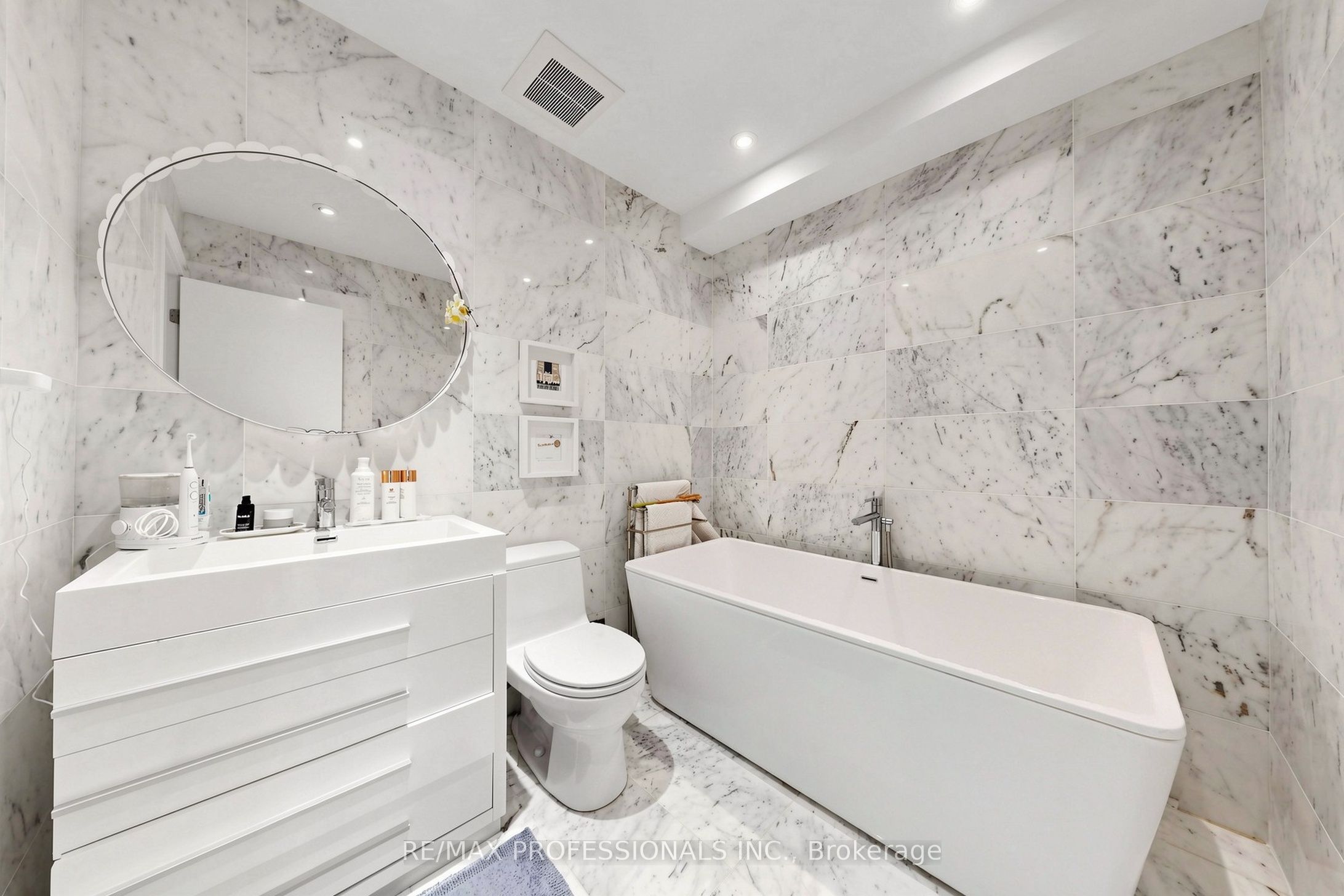 1064 Queen Street W 15a Property Photo 17