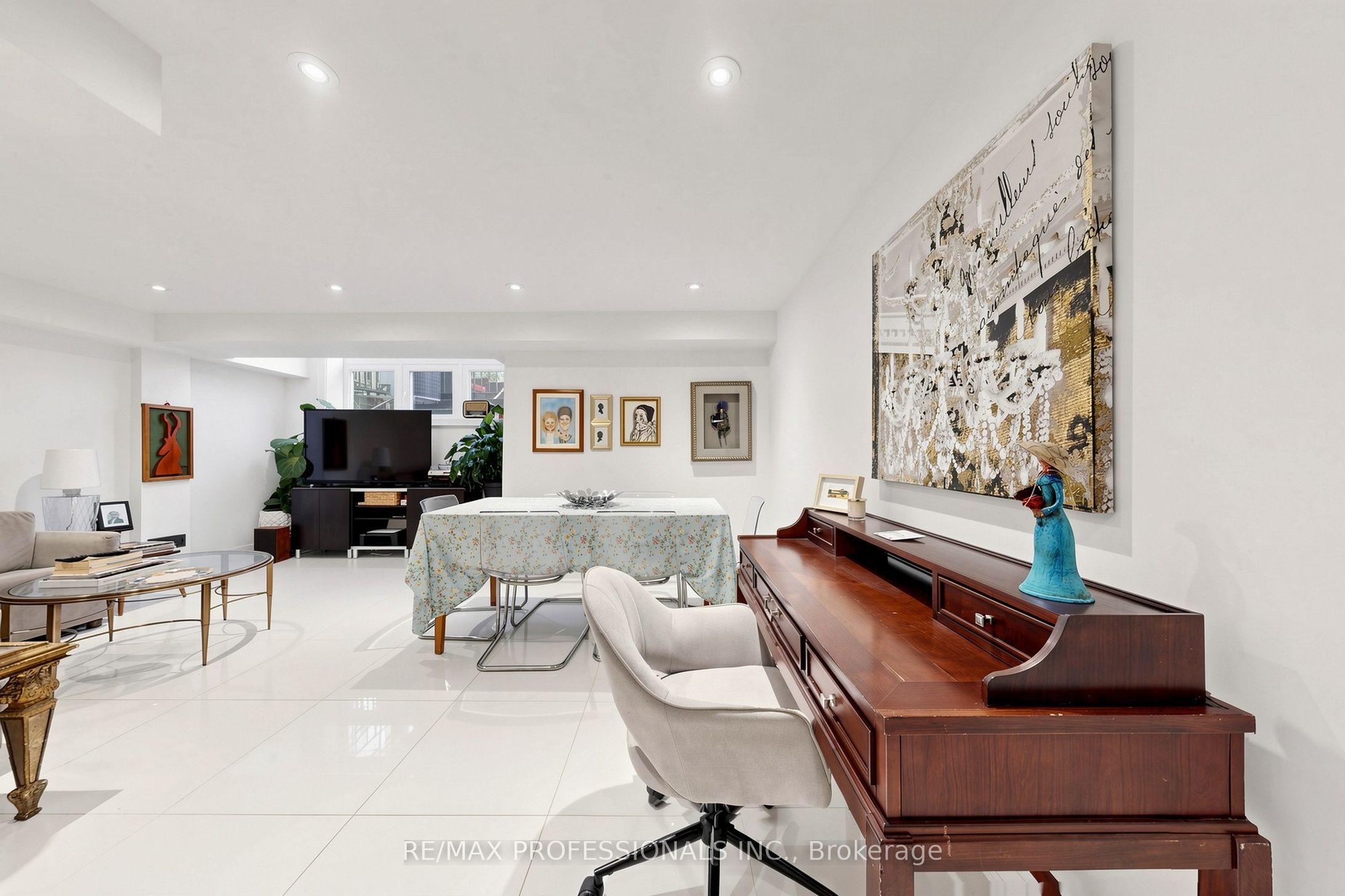 1064 Queen Street W 15a Property Photo 30