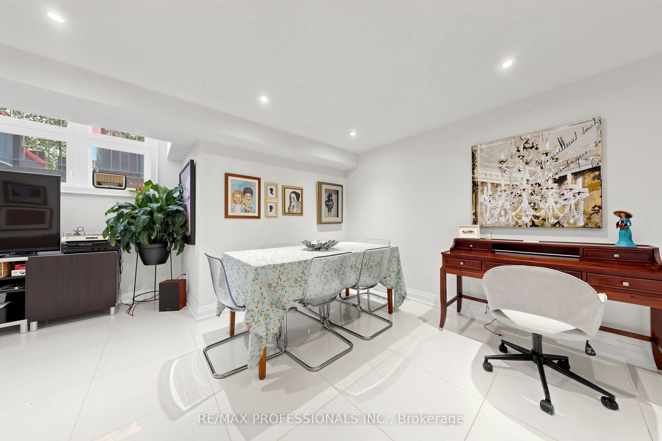 1064 Queen Street W 15a Property Photo 31