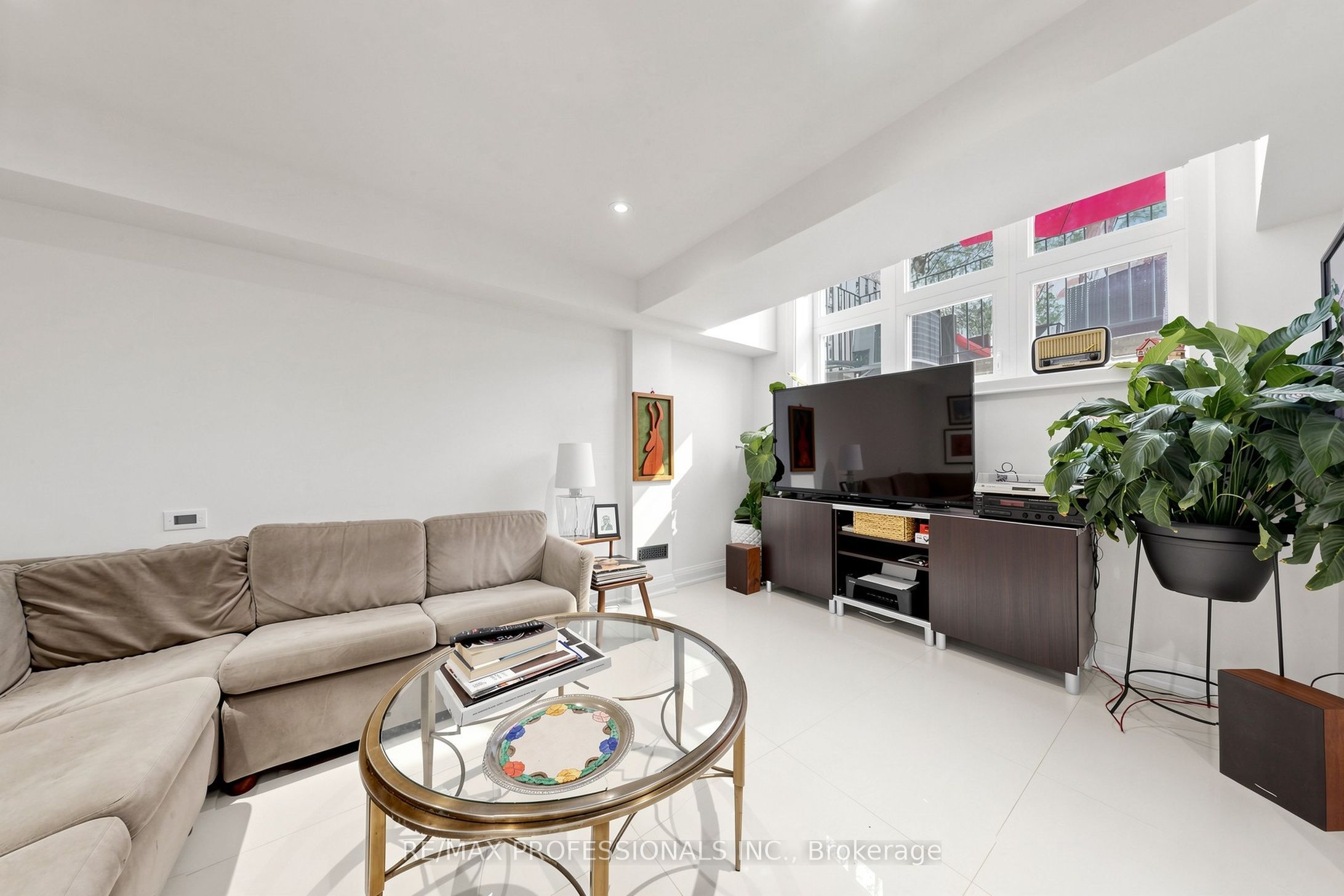 1064 Queen Street W 15a Property Photo 32