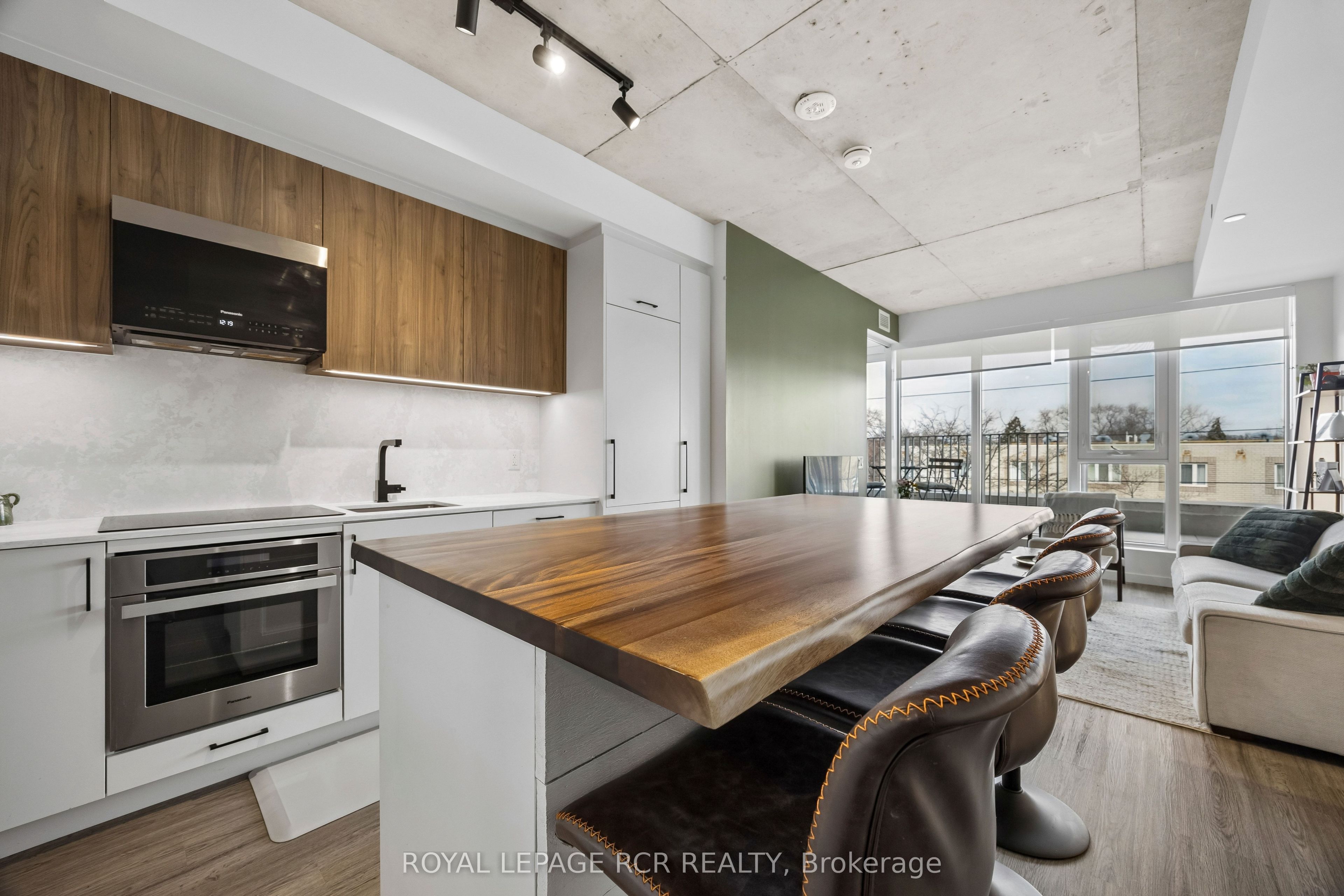 689 The Queensway 321 Property Photo 1
