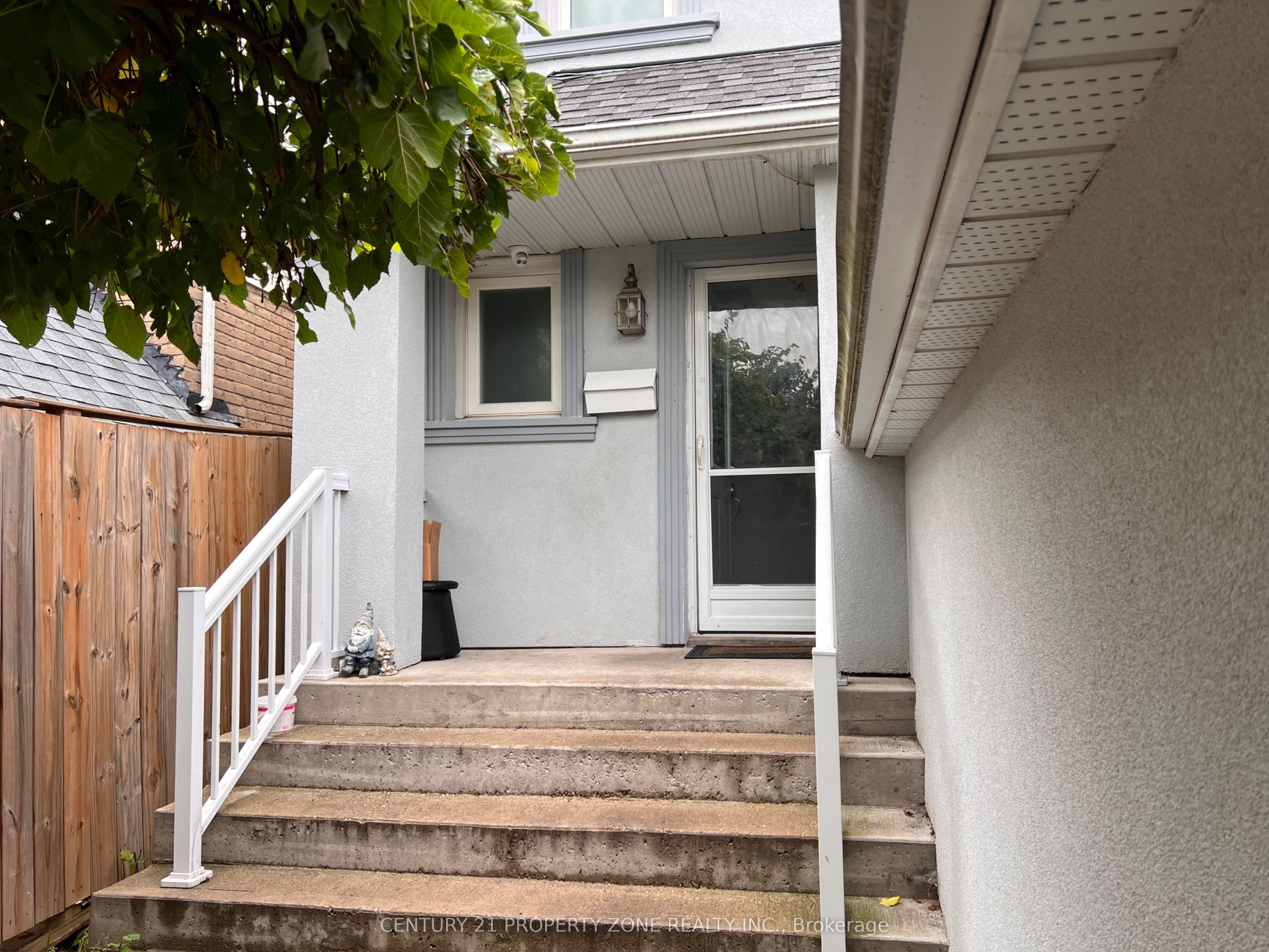 6 Roehampton Crescent W Property Photo 2