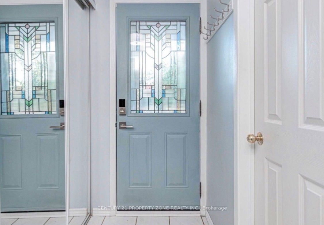 6 Roehampton Crescent W Property Photo 3